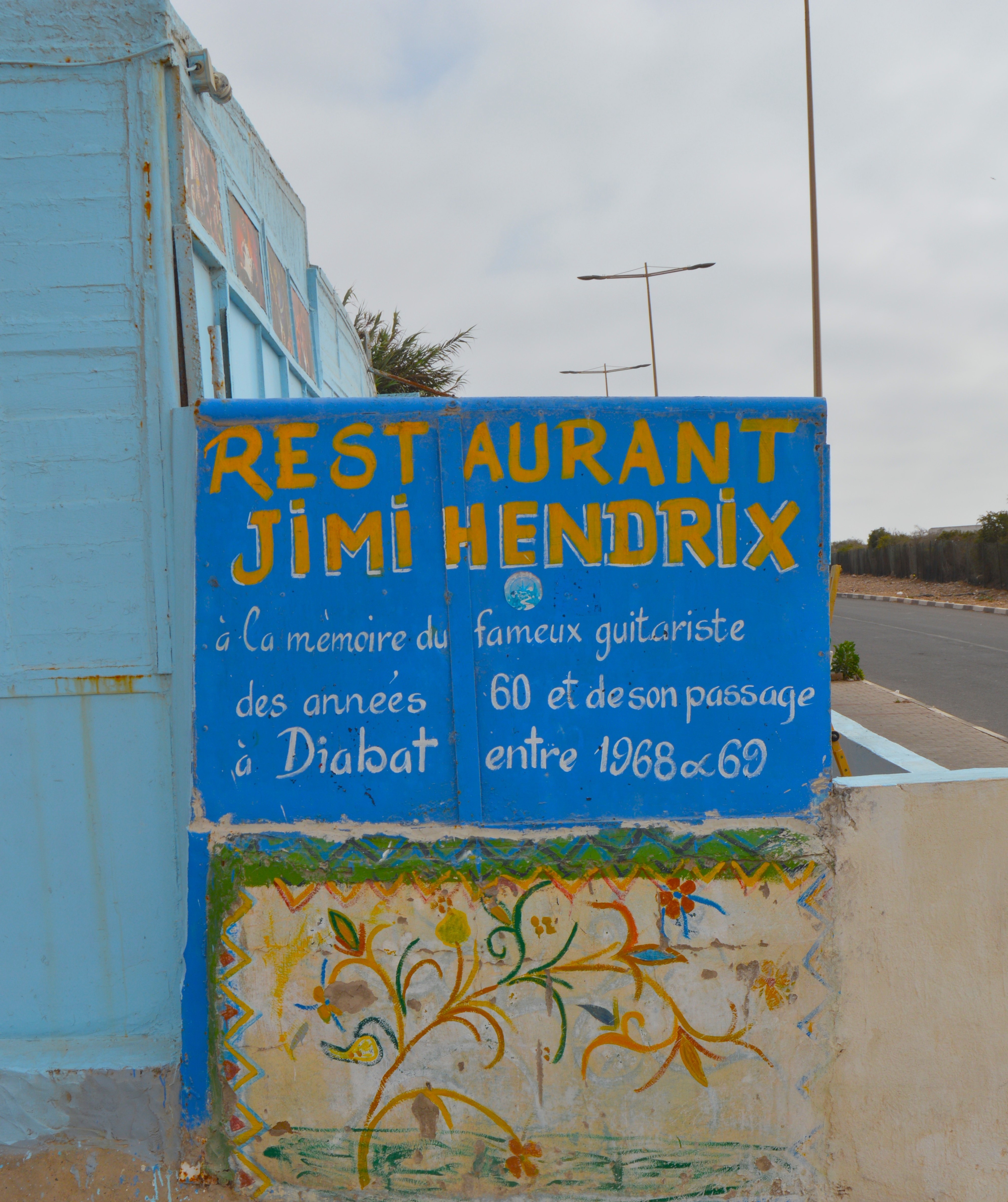 Cartel del 'Jimi Hendrix Bar' en Essaouira - Homenaje al músico en Marruecos