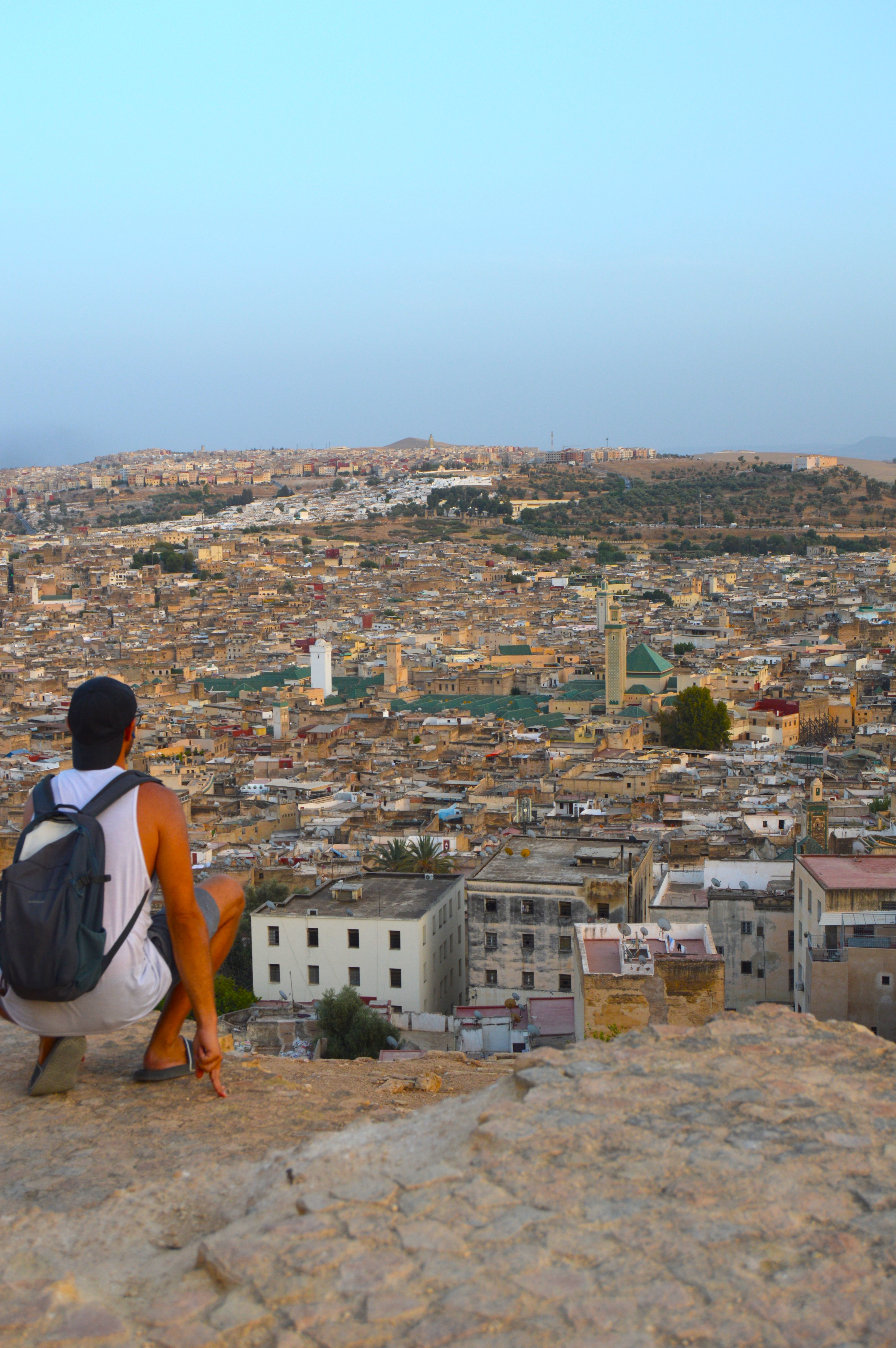 Viajero observando la inmensidad de la Medina de Fez desde un mirador