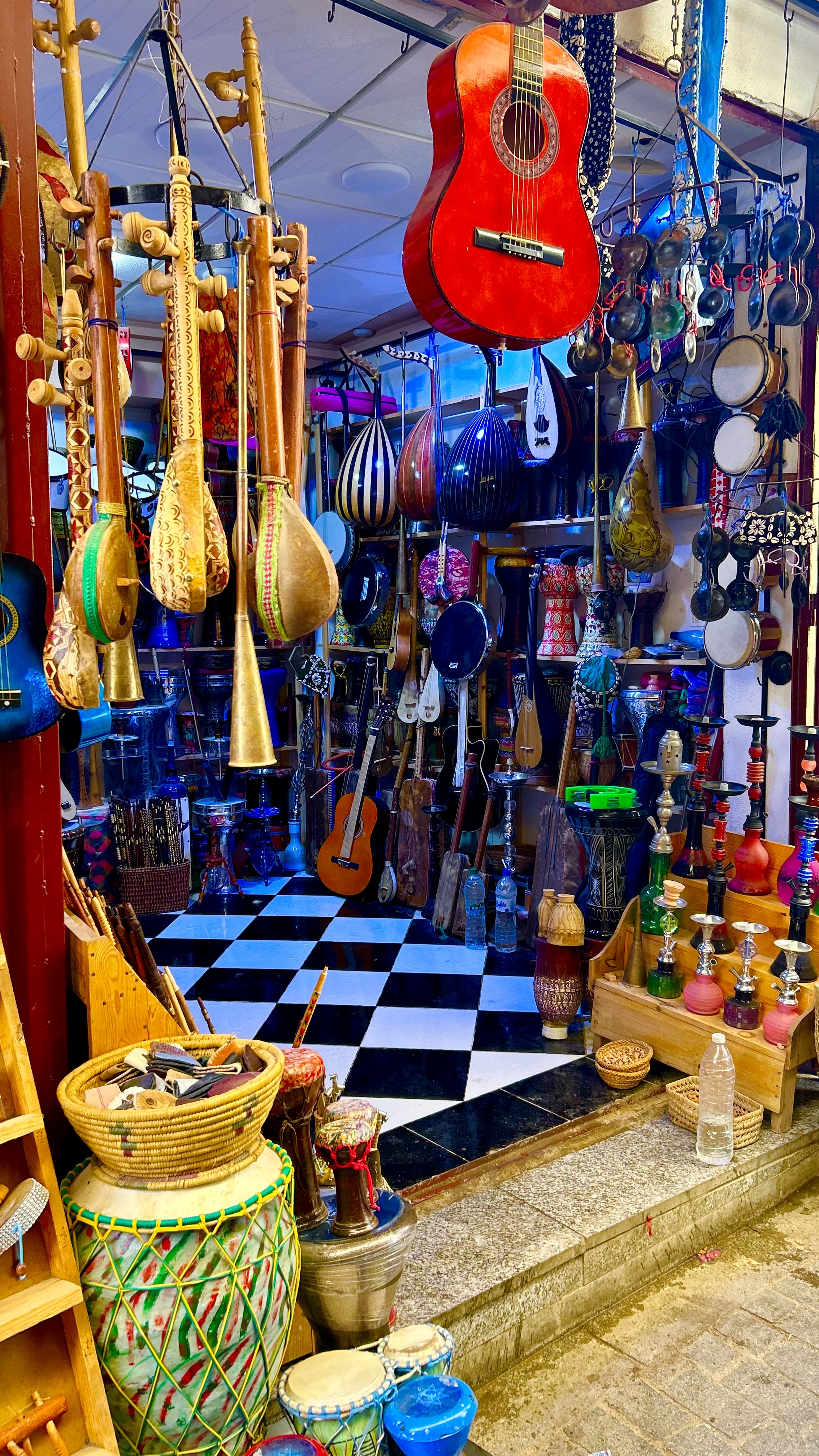 Puesto de instrumentos musicales tradicionales en la Medina de Fez