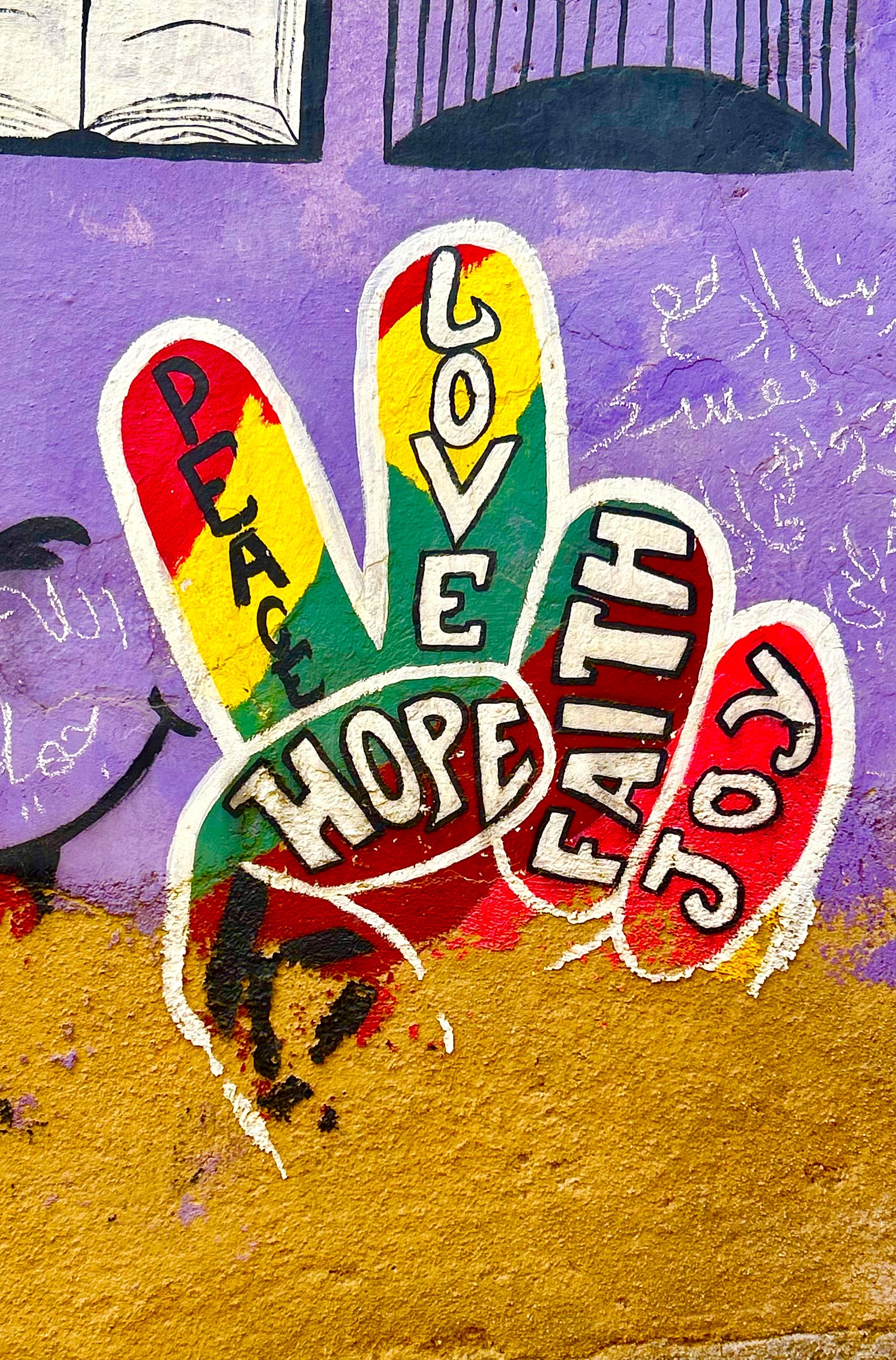 Mural callejero con mensajes de paz y libertad en Fez