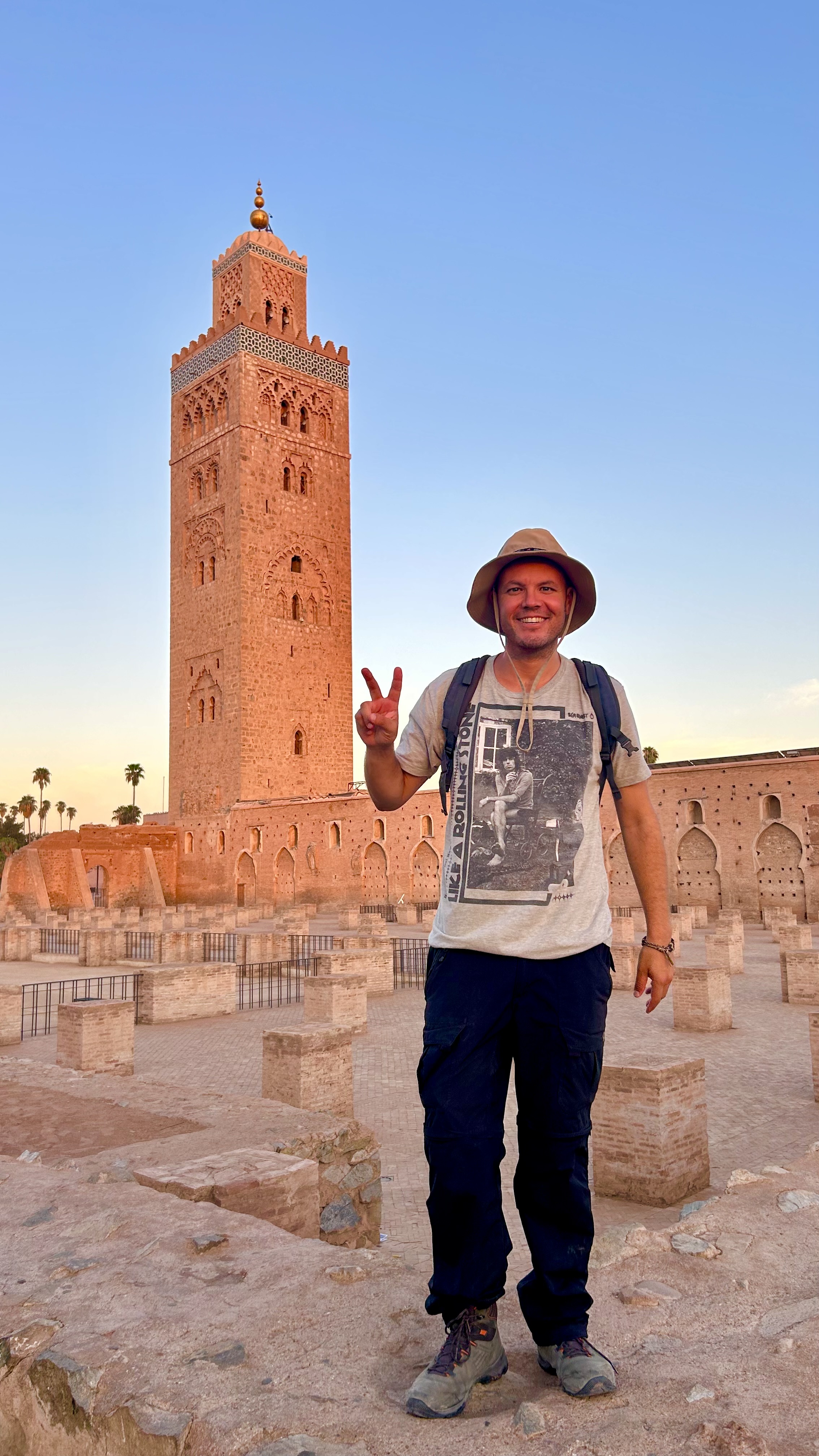 Viajero con la Mezquita Koutoubia de Marrakech al fondo - Minarete icónico de la ciudad