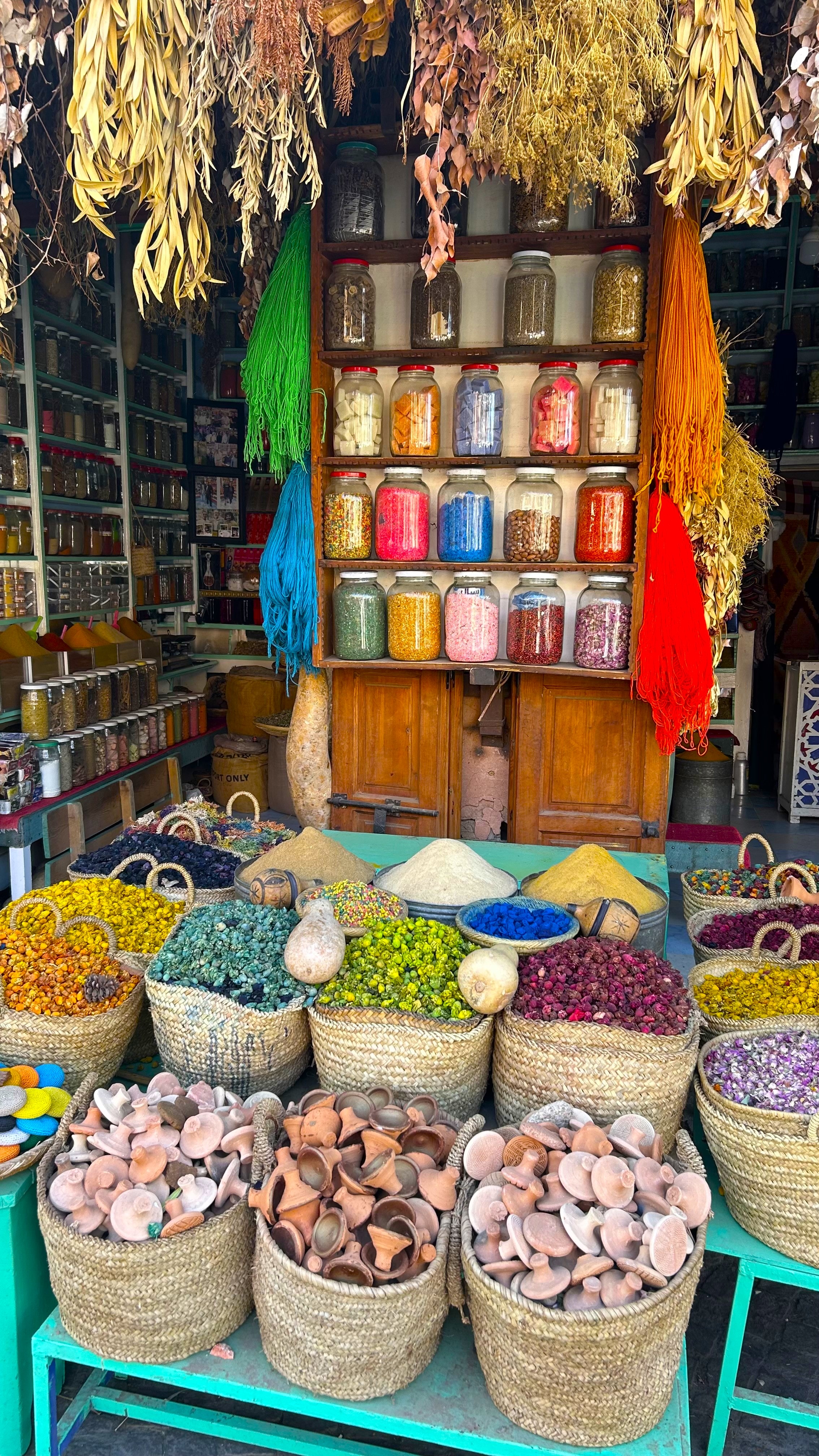 Puesto de especias en Marrakech - Montañas de cúrcuma, azafrán y canela