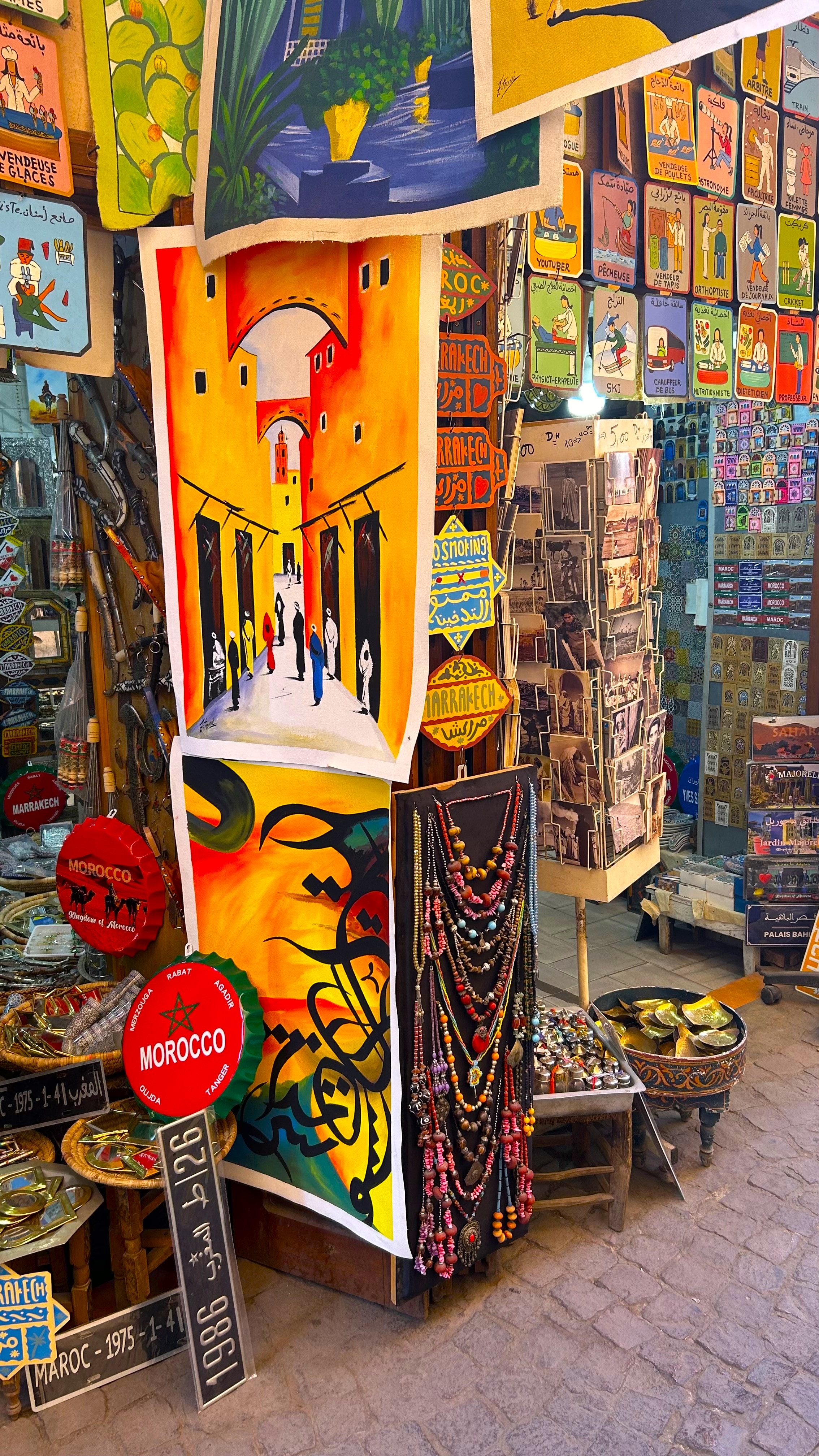 Puesto de souvenirs en la Medina - Cuadros y objetos tradicionales marroquíes