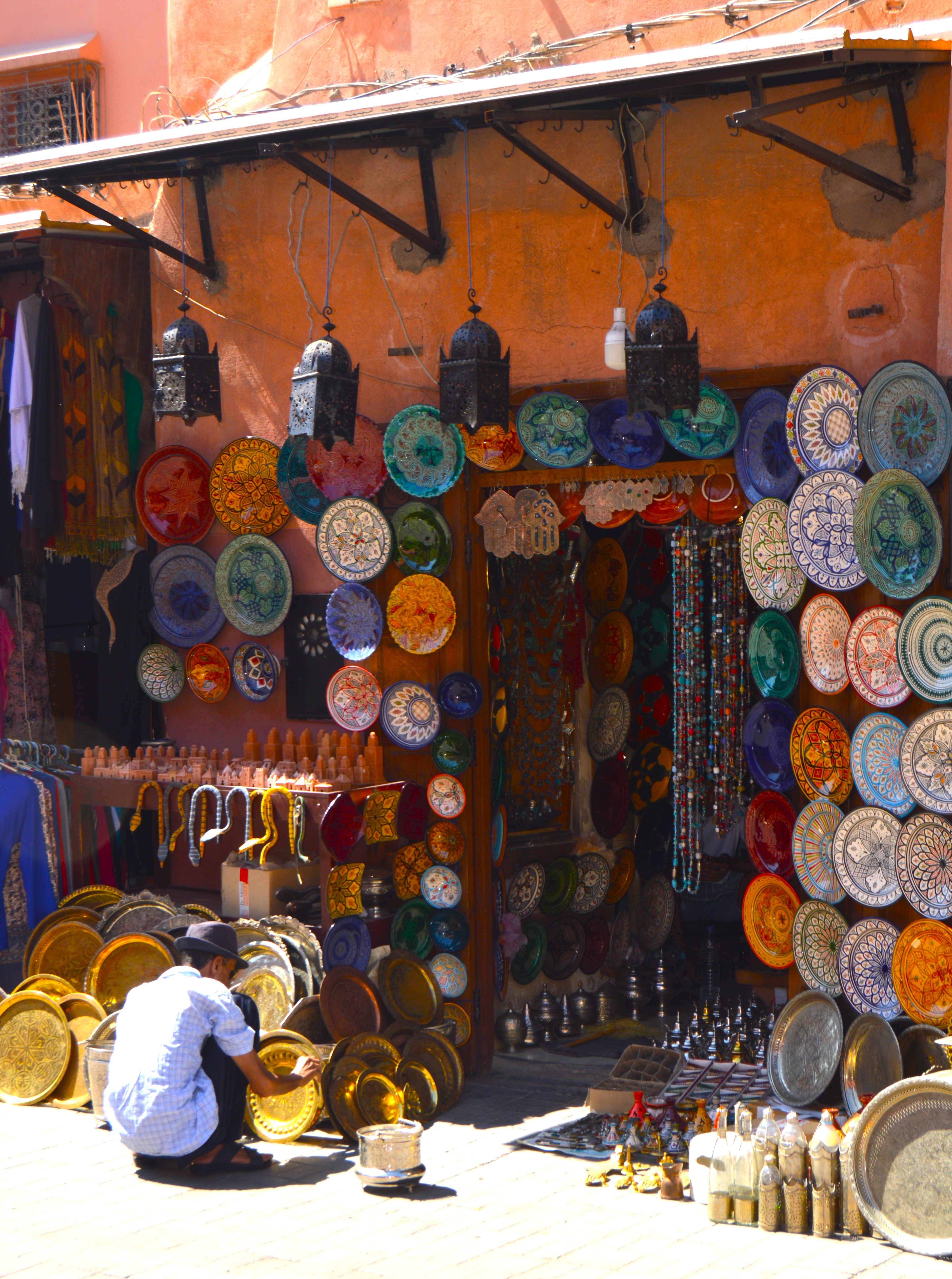 Tienda de artesanías en la Medina de Marrakech - Lámparas de metal y cerámica tradicional
