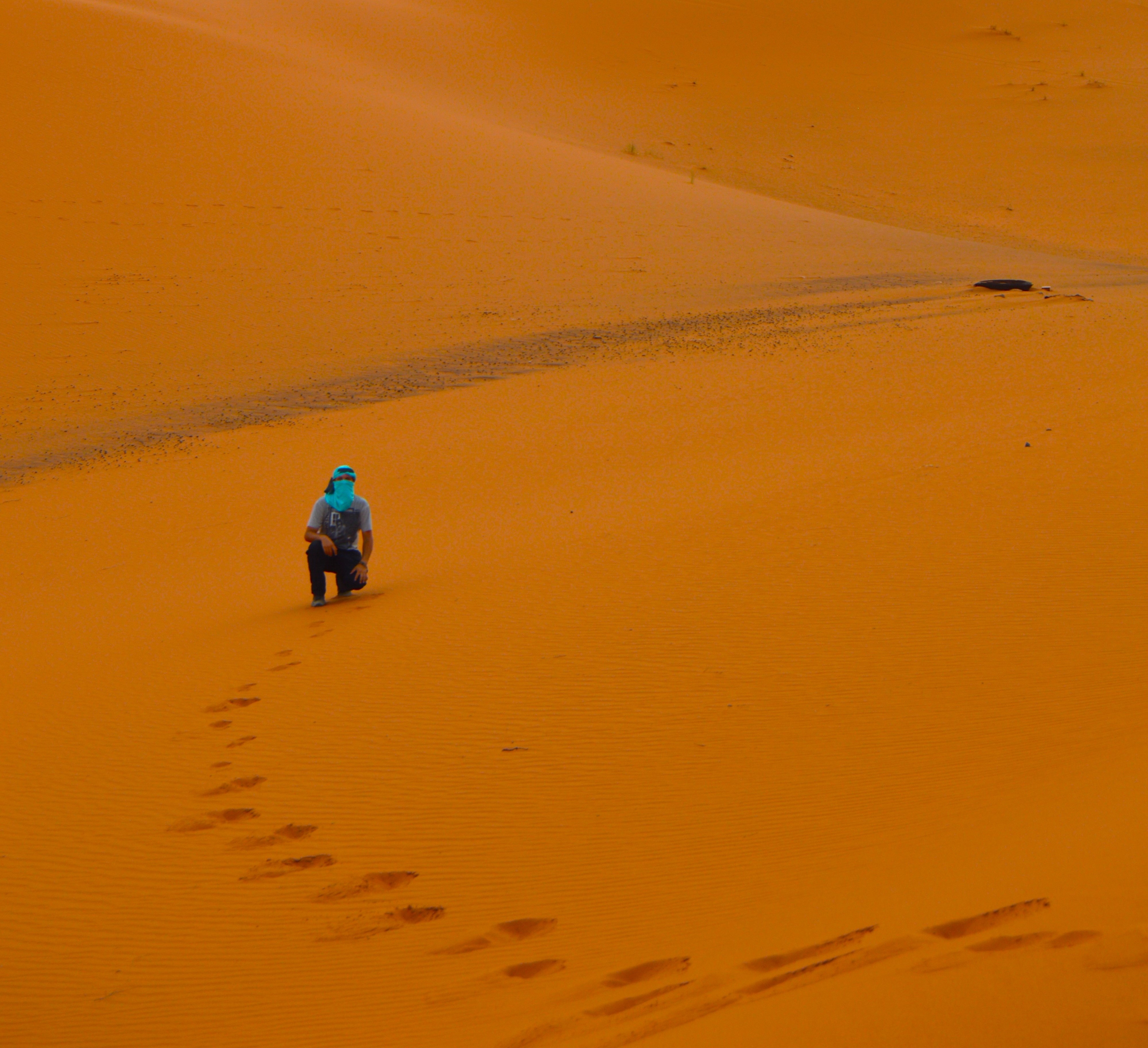 Viajero en el desierto de Merzouga, Marruecos - Dunas del Erg Chebbi al atardecer
