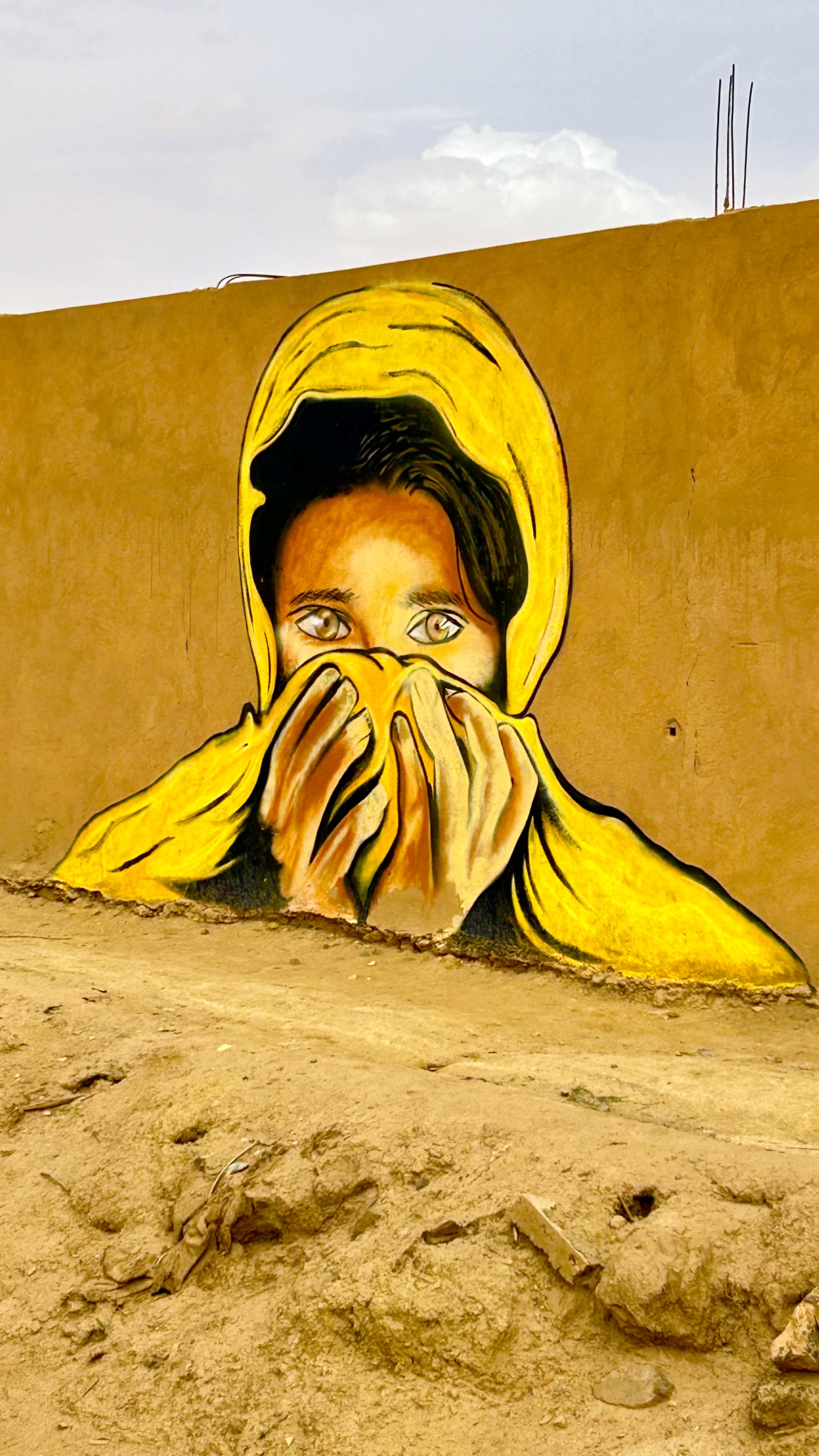 Mural artístico de mujer bereber en el desierto de Merzouga, Marruecos