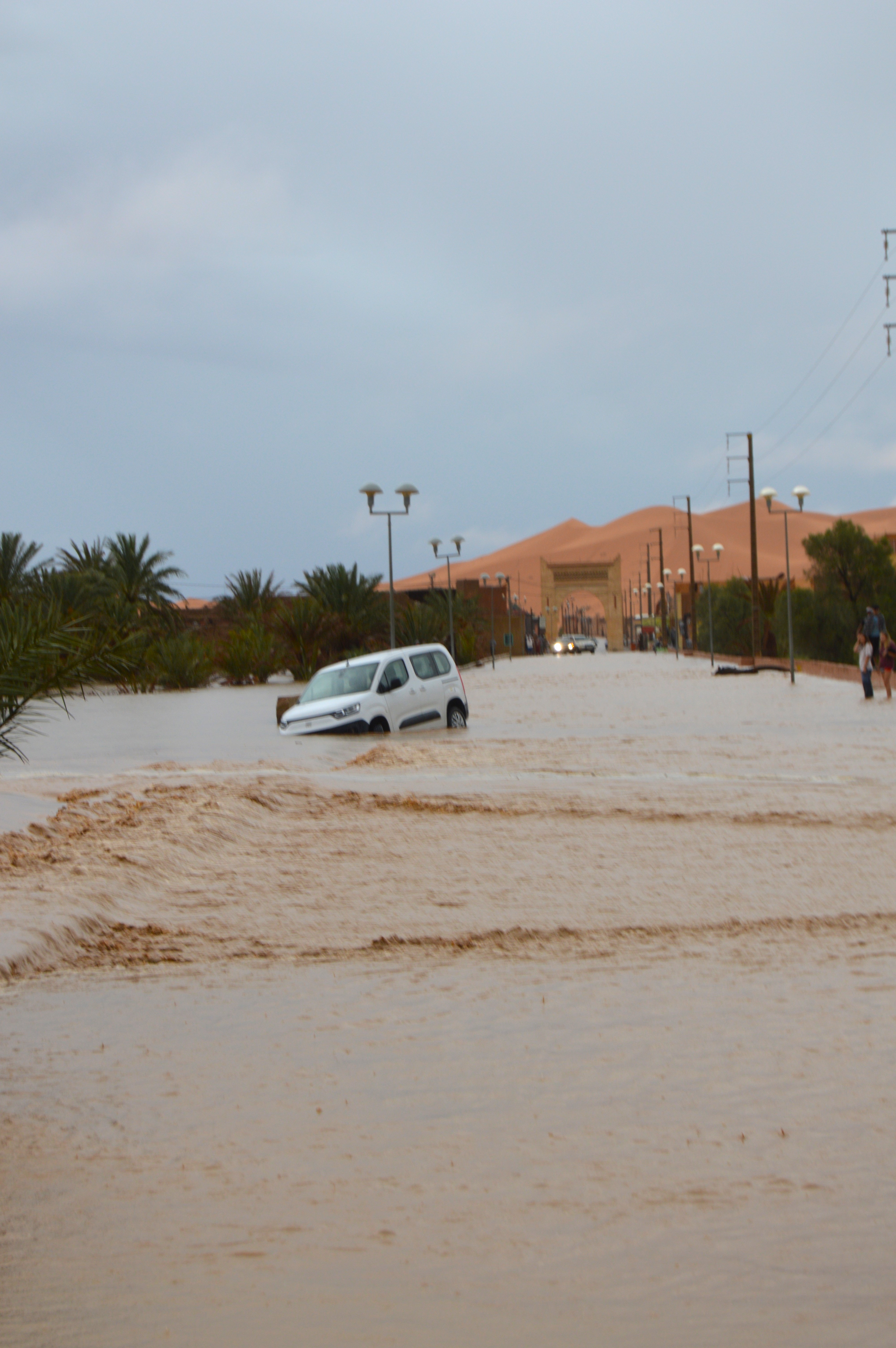 Vehículo atrapado en las inundaciones de Merzouga - Lluvias históricas en Marruecos