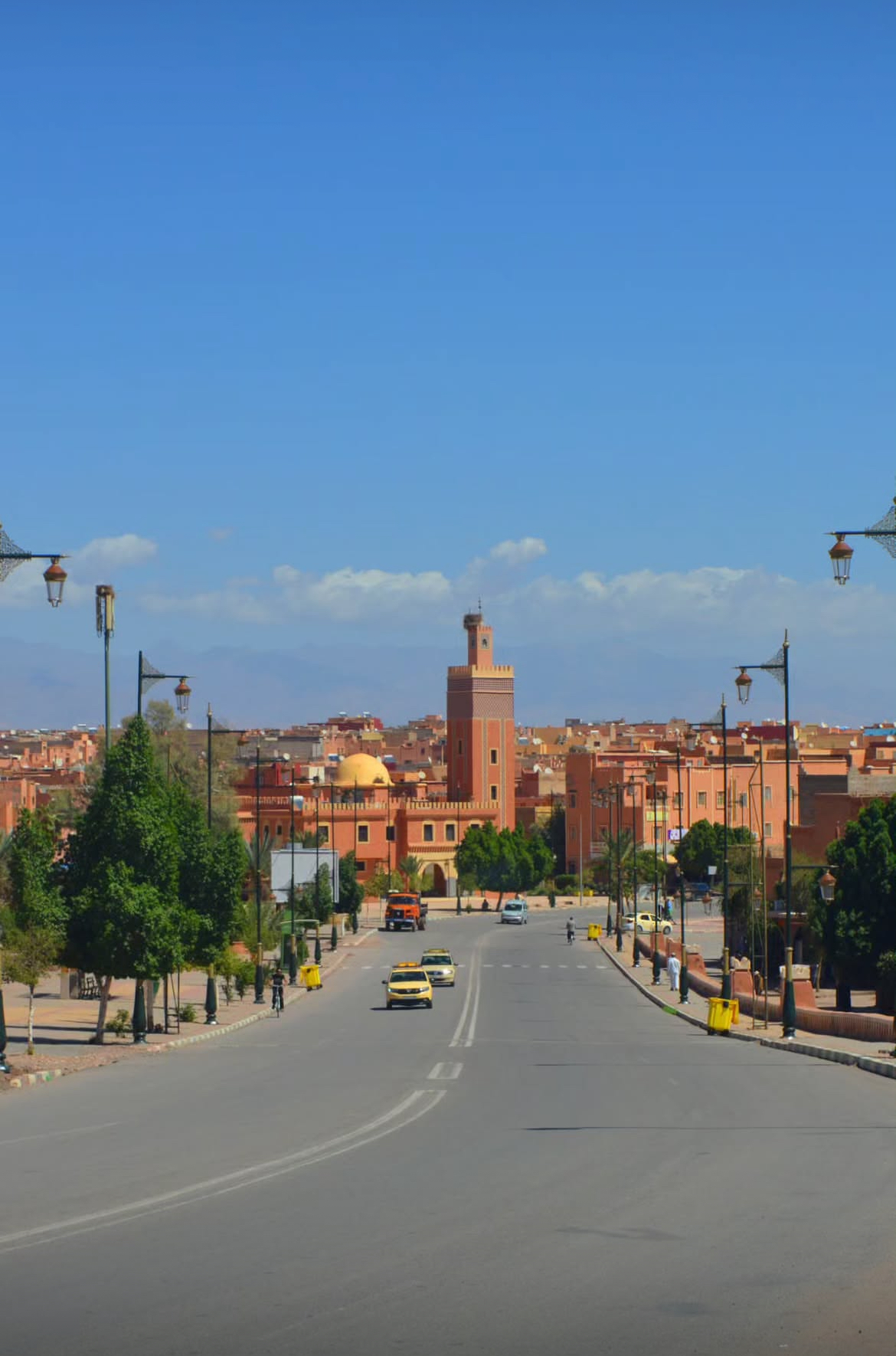 Vista panorámica de Ouarzazate, Marruecos - La puerta del desierto con montañas del Atlas al fondo