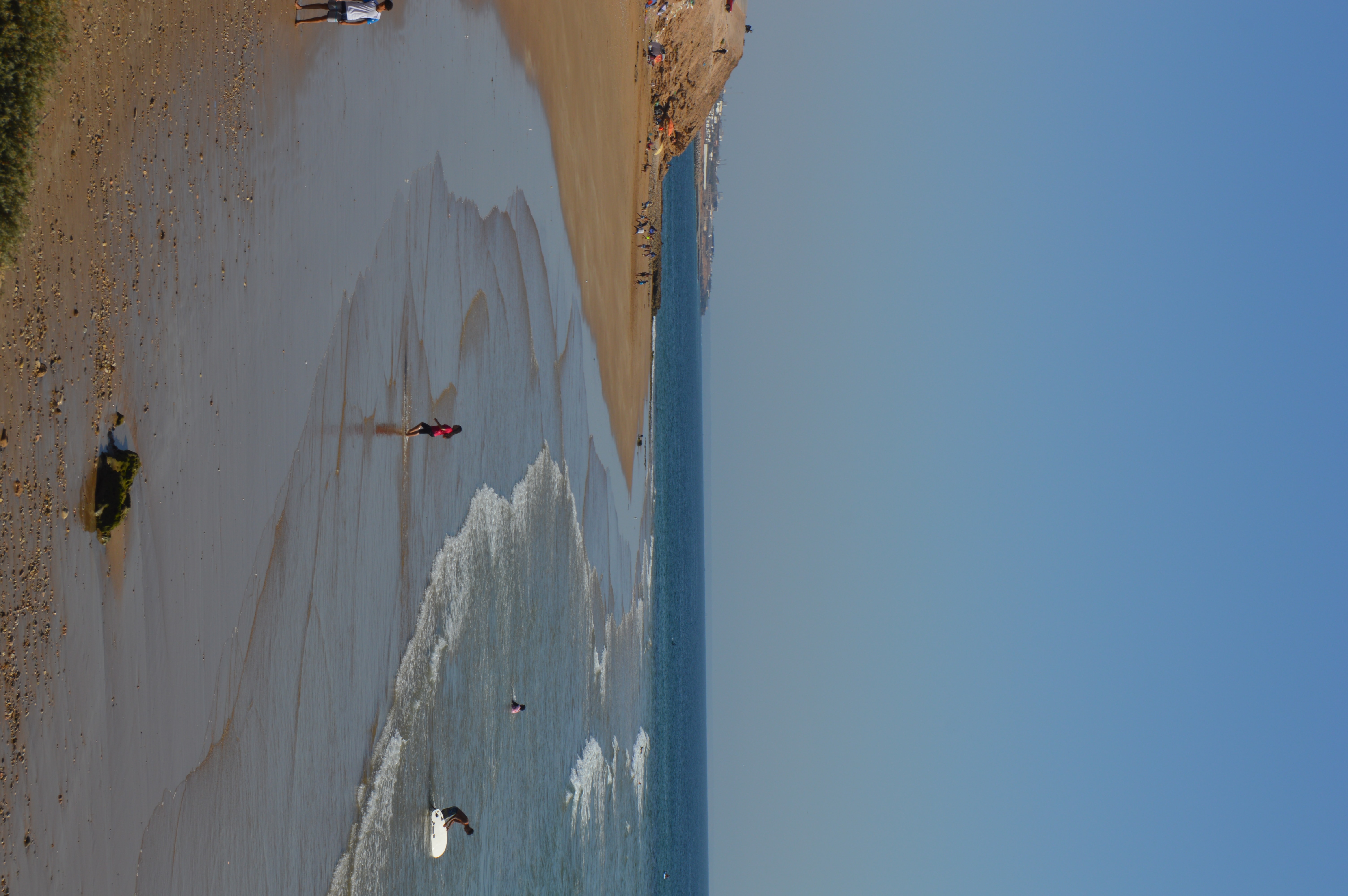 Playa principal de Taghazout - Bañistas y surfistas disfrutando el Atlántico