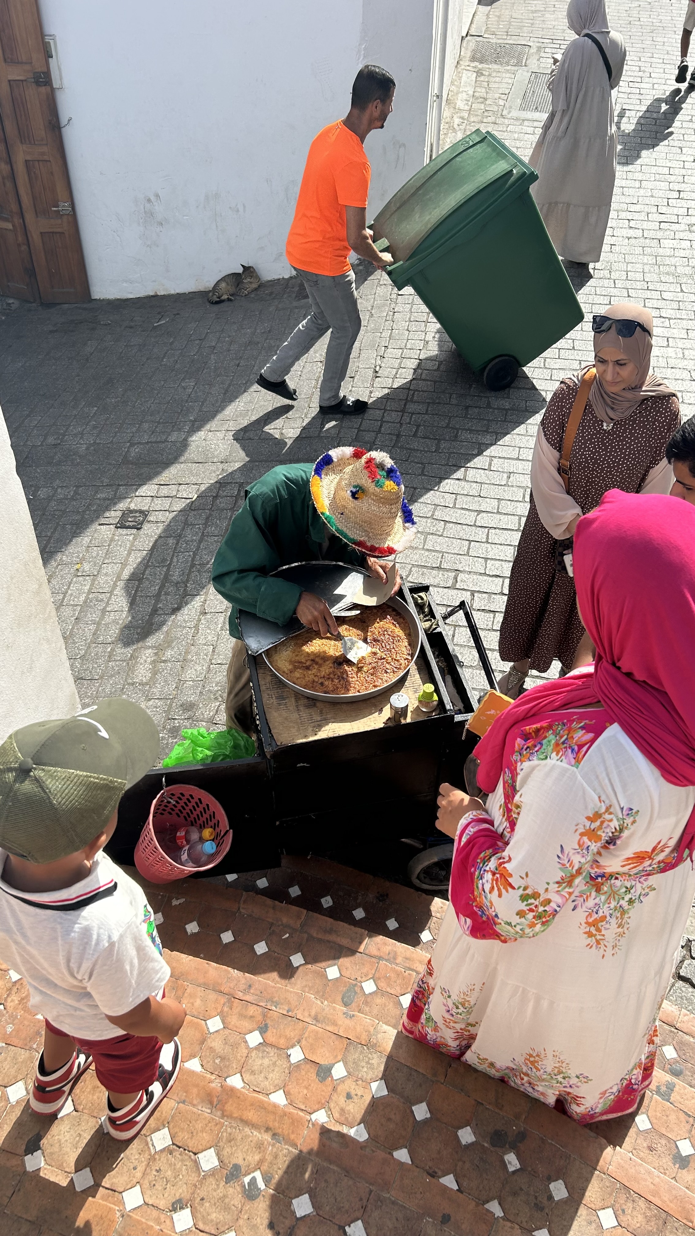 Vendedor de comida local en la calle de Tánger, Marruecos
