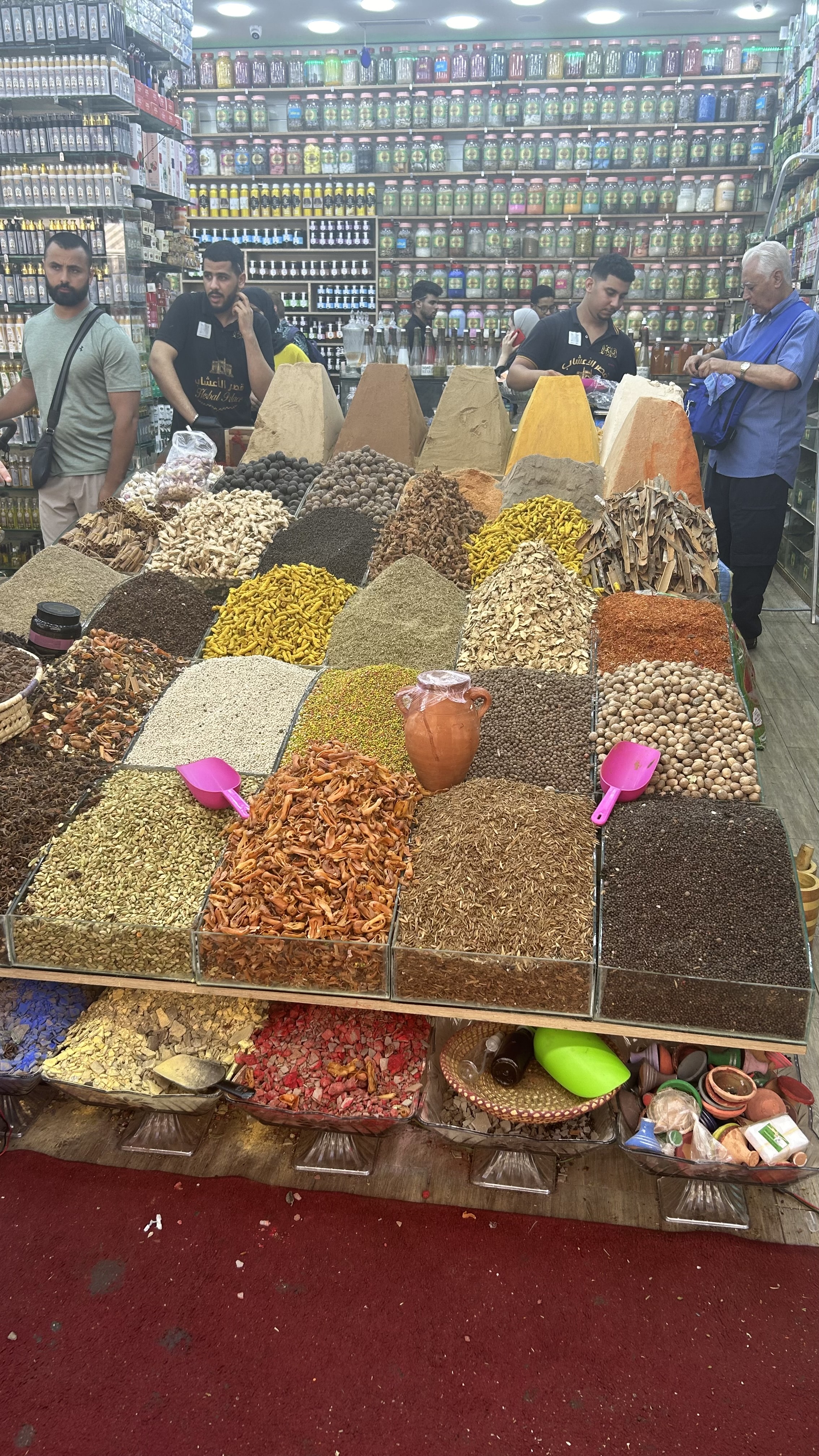 Puesto colorido de especias en el mercado de Tánger