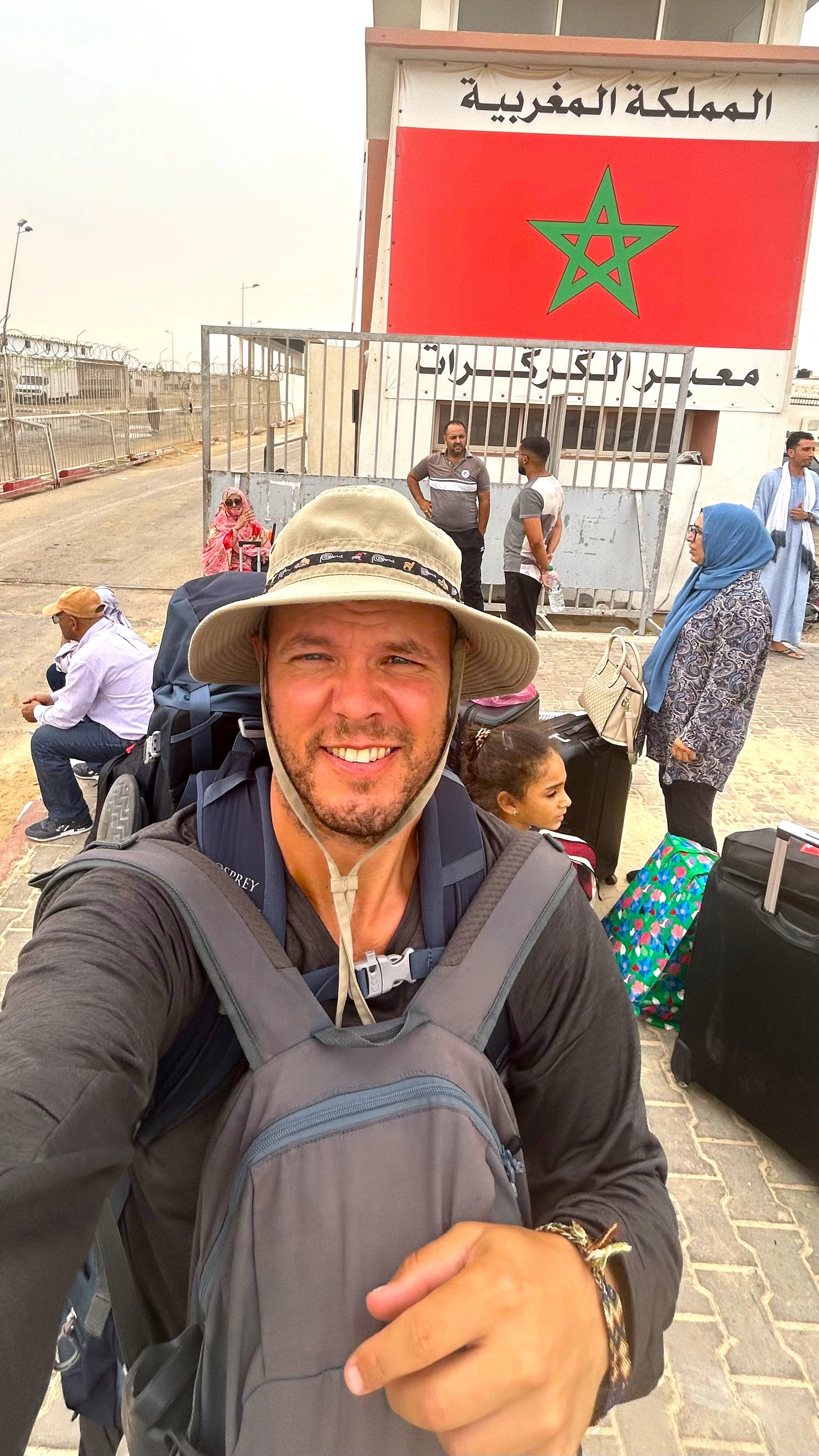 Persona esperando en la frontera del Sáhara Occidental para entrar a Mauritania, ambiente desértico y fronterizo