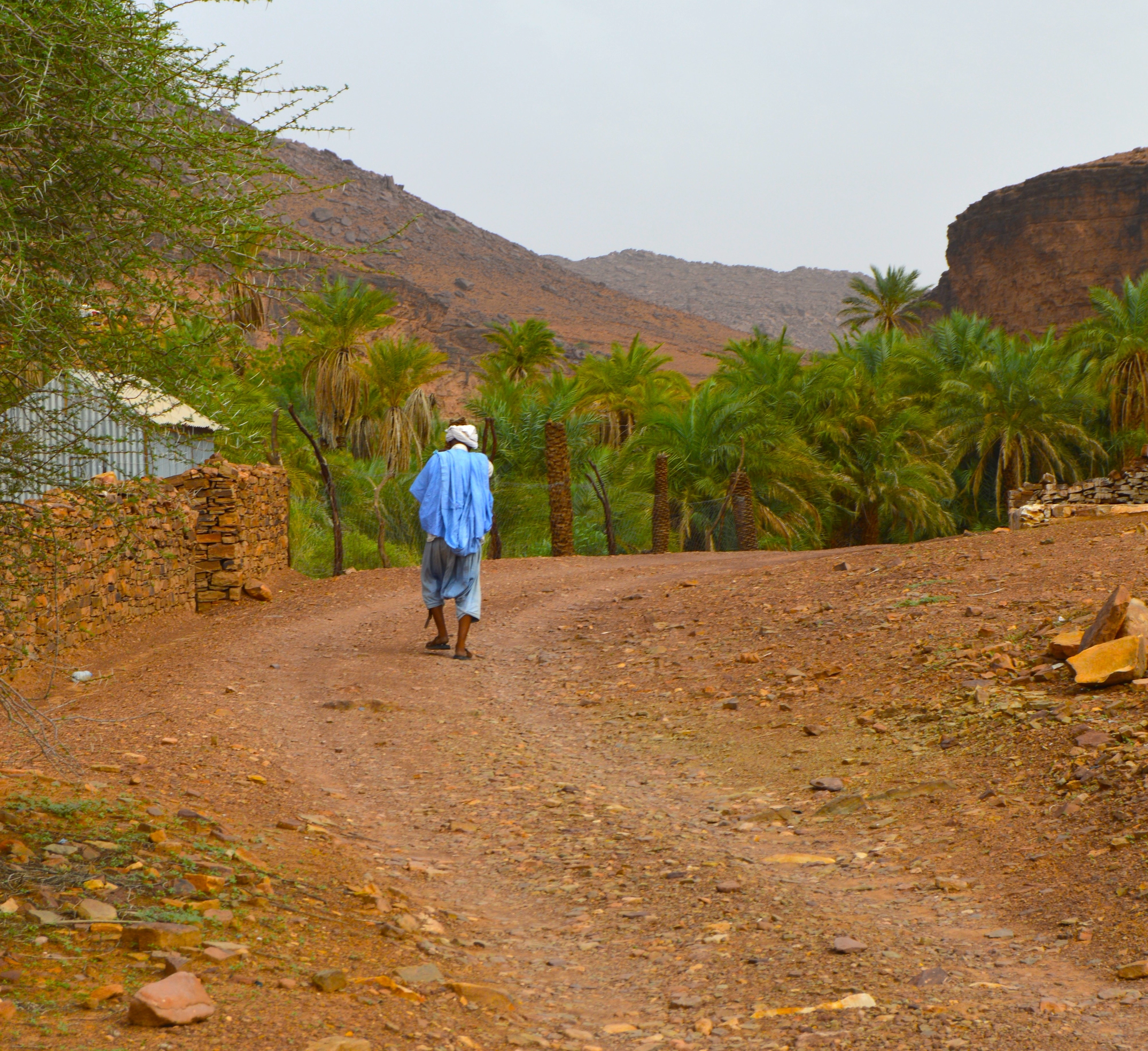 Habitante local caminando por la comuna de Terjit, Mauritania