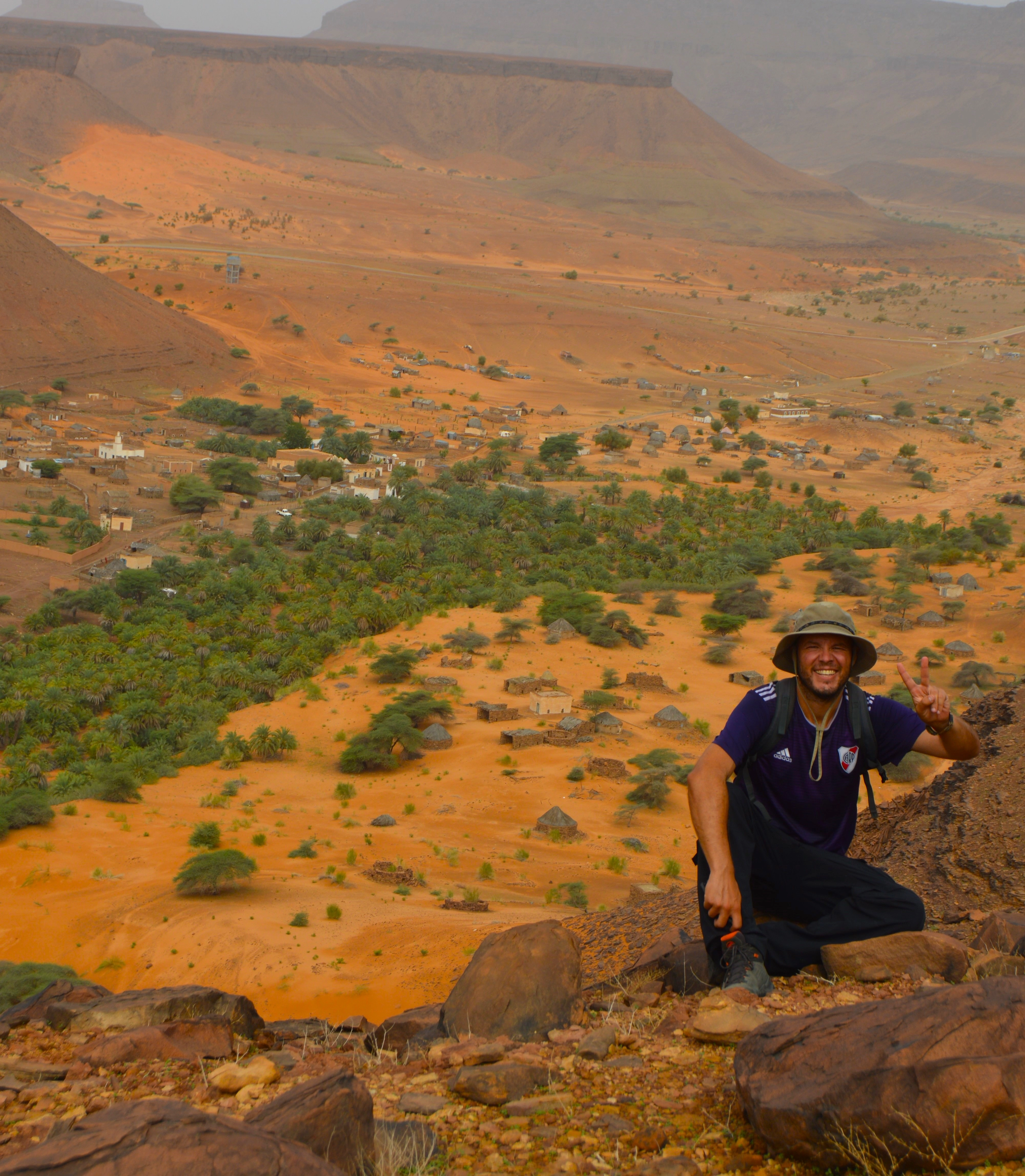 Persona en panorámica del Oasis de Terjit, Mauritania