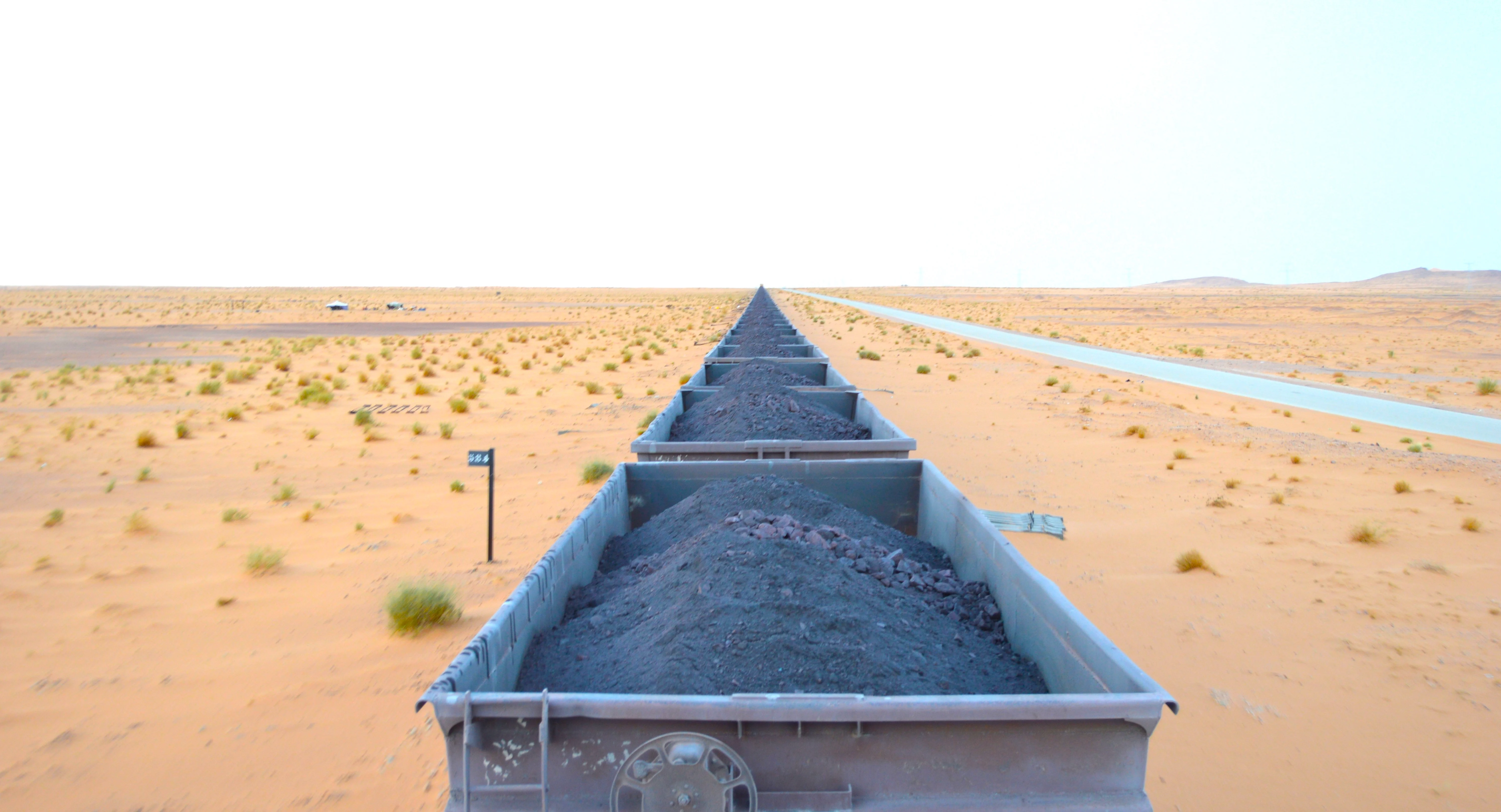 Vagones del Tren de Hierro cargados con mineral de hierro cruzando el desierto del Sáhara