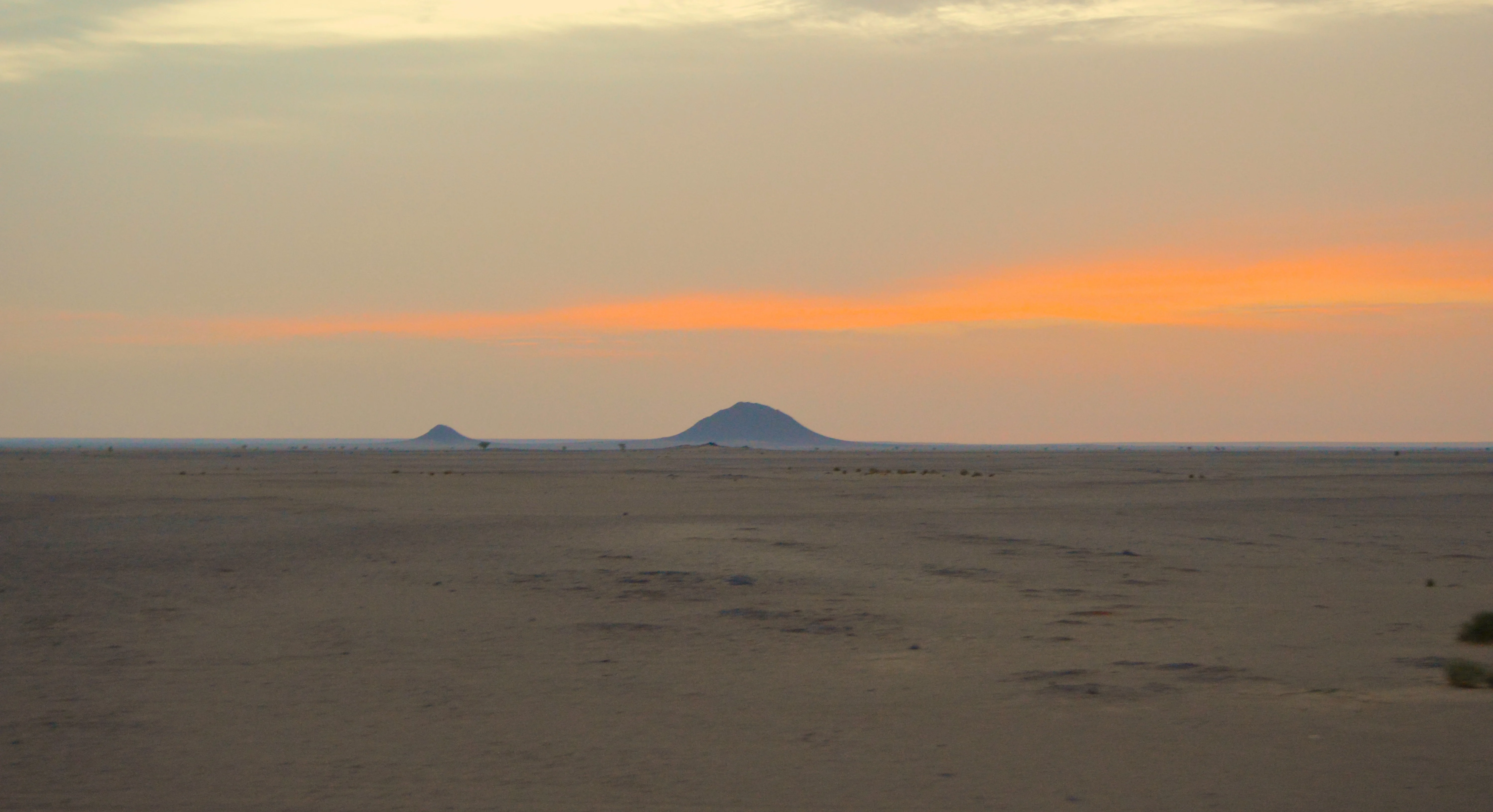 Amanecer en el desierto del Sáhara mientras se viaja sobre el Tren de Hierro de Mauritania