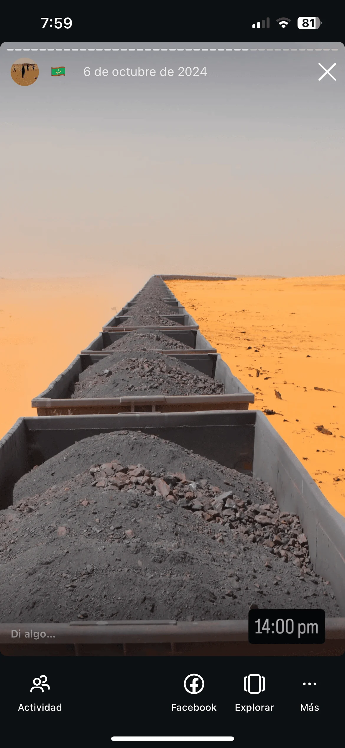 Tren de Hierro de Mauritania avanzando bajo el intenso sol del mediodía en el desierto