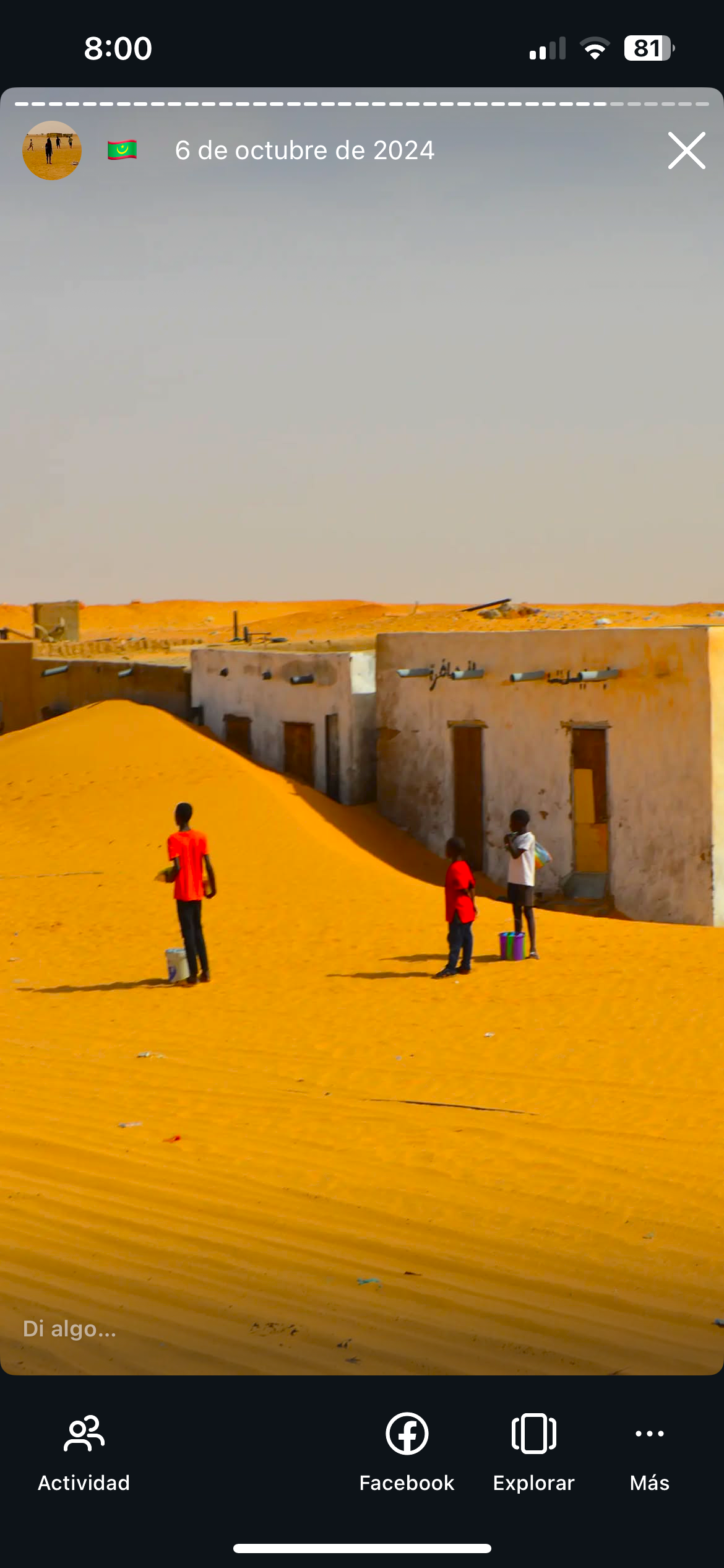 Niños vendiendo agua al costado de las vías del Tren de Hierro en Mauritania