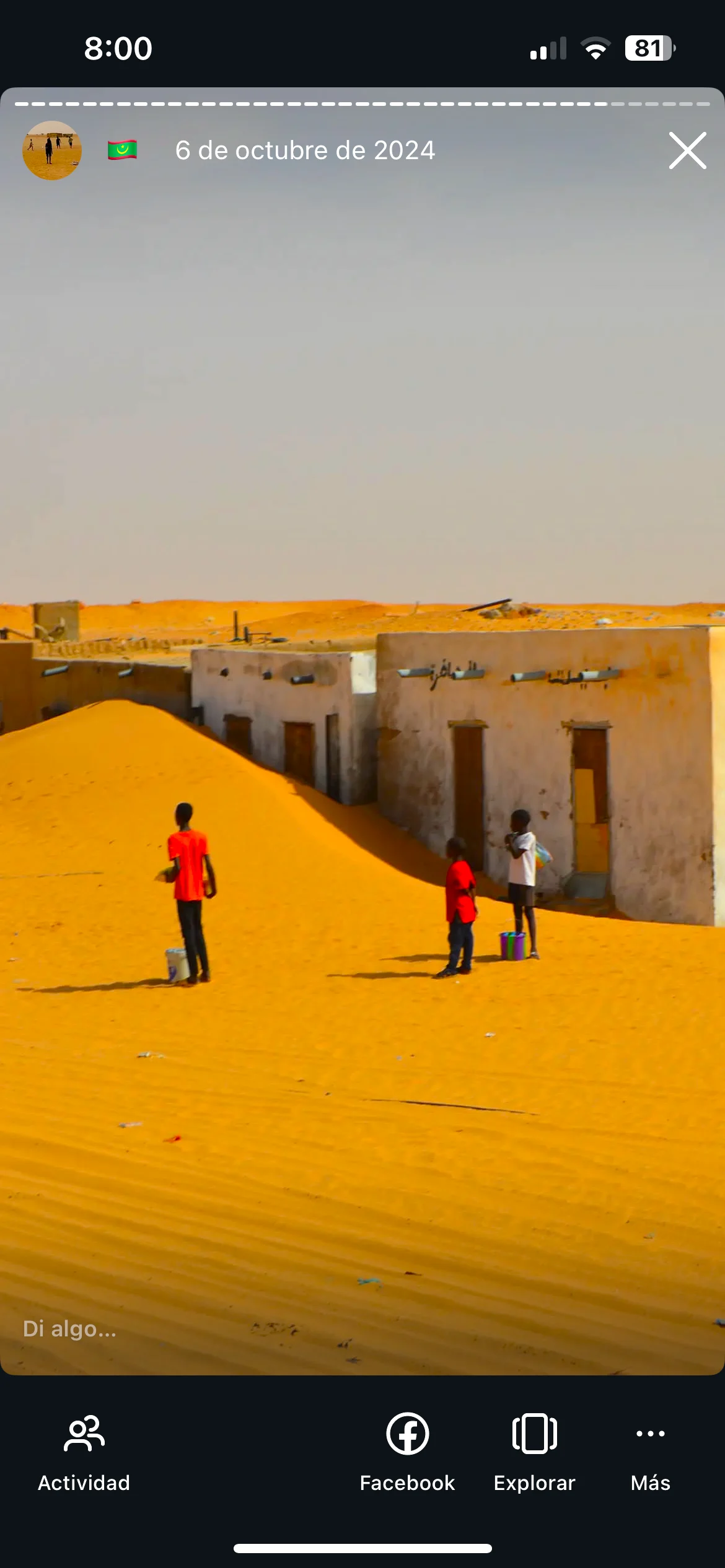 Niños vendiendo agua al costado de las vías del Tren de Hierro en Mauritania