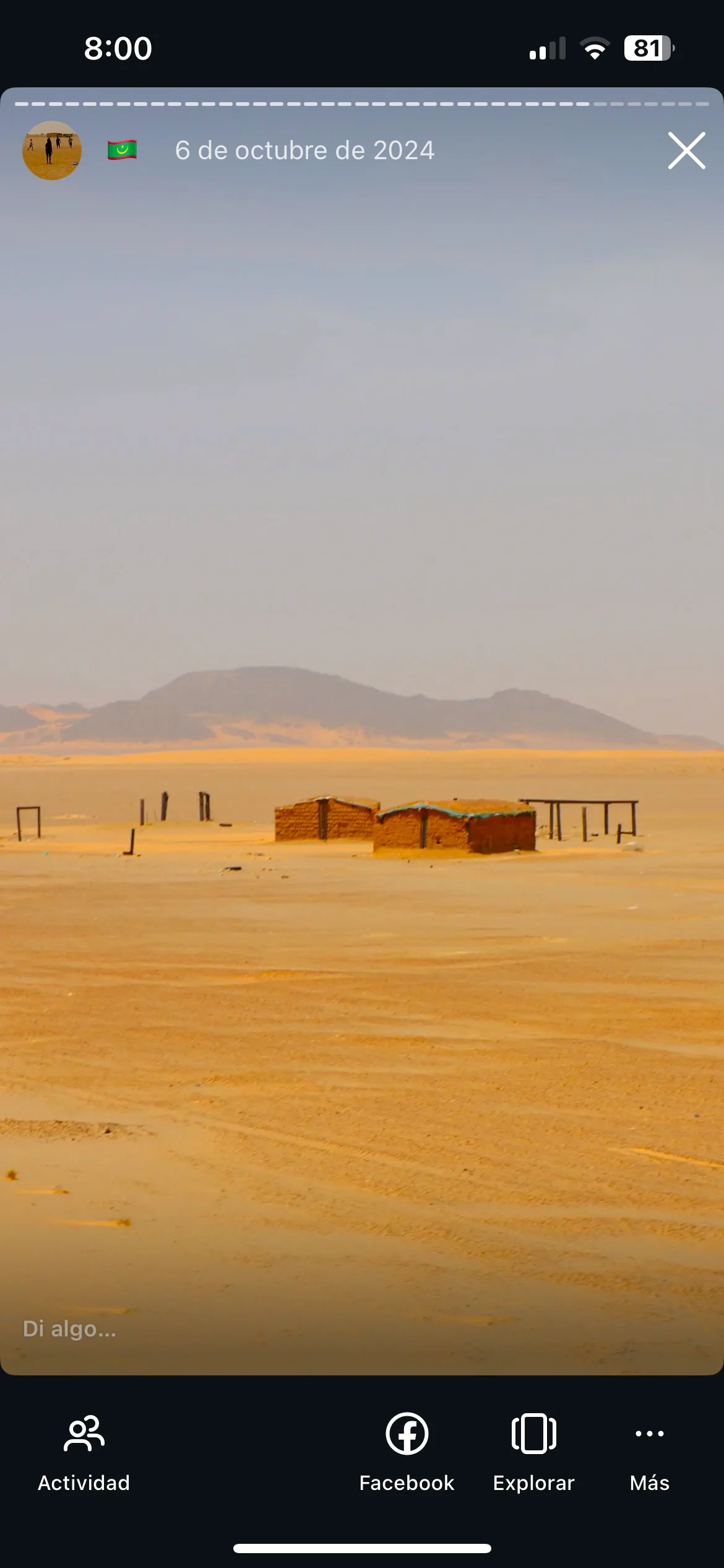 Dos casas aisladas en medio del desierto del Sáhara, cerca de las vías del Tren de Hierro