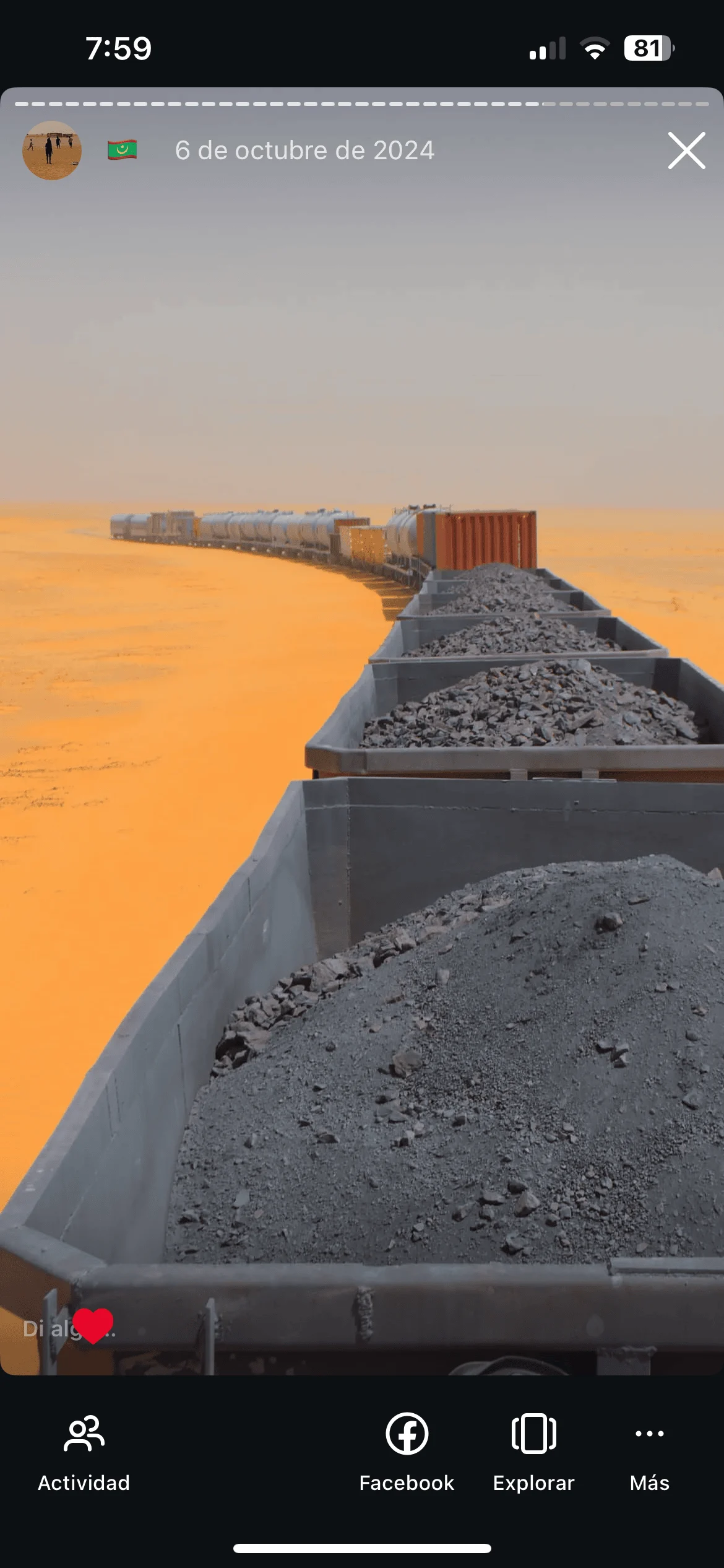 Vagones del Tren de Hierro de Mauritania bajo el calor extremo del desierto del Sáhara al mediodía