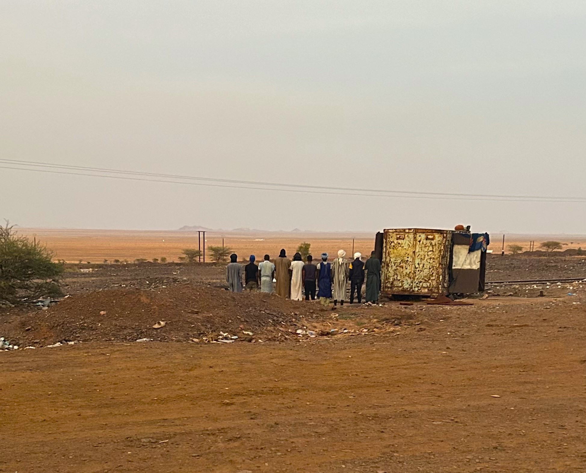 Locales rezando antes de subir al Tren del Desierto en Mauritania