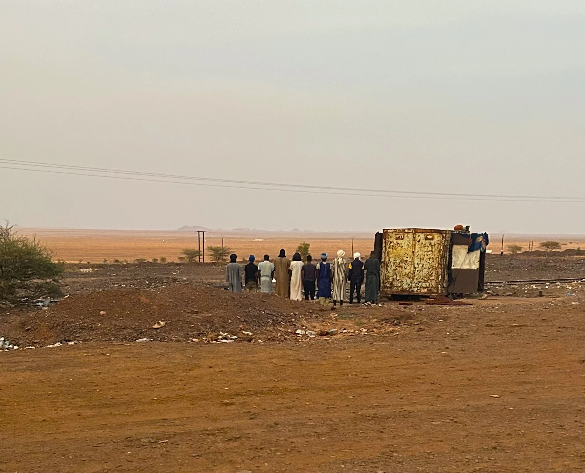 Locales rezando antes de subir al Tren del Desierto en Mauritania