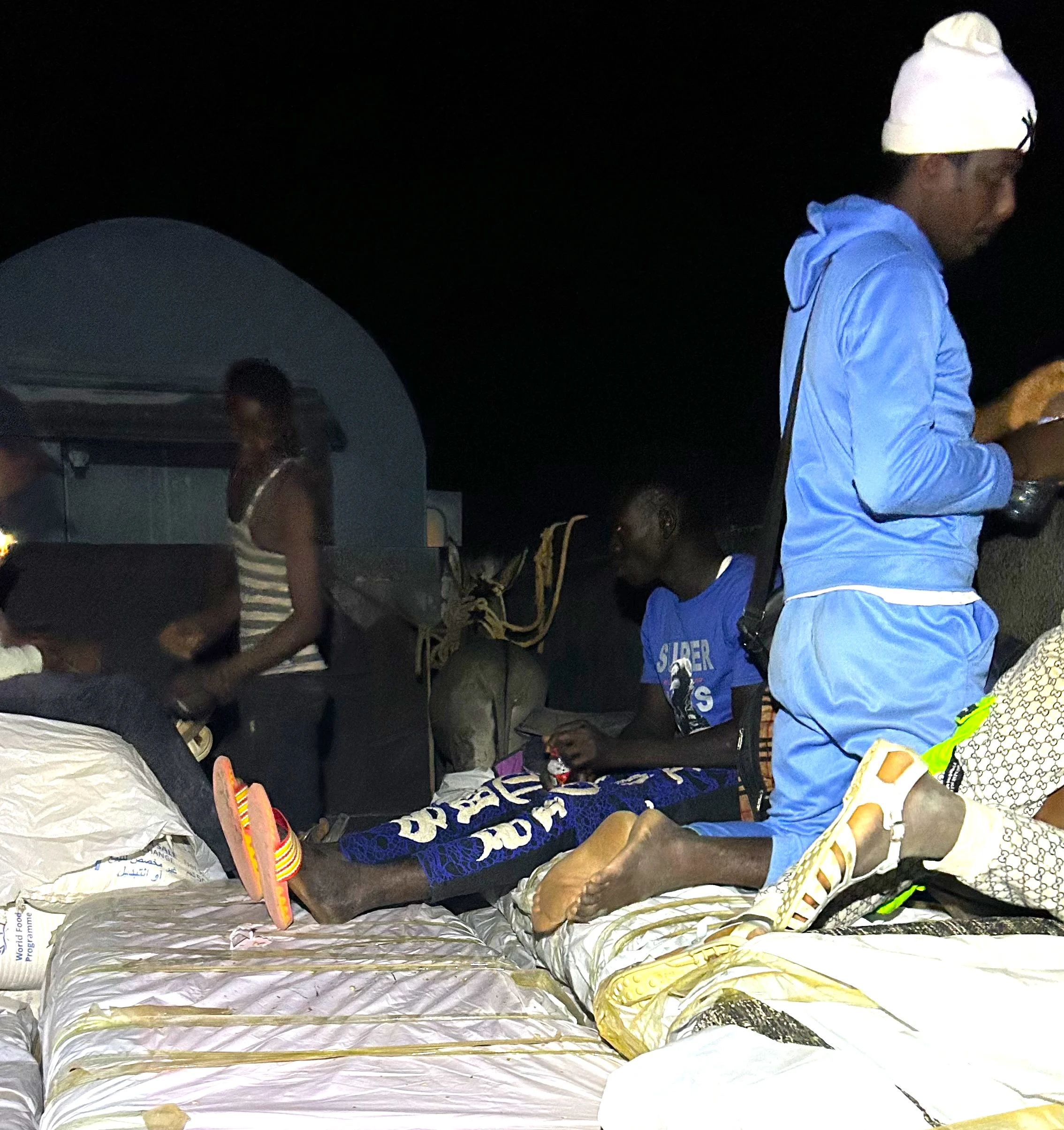 Vagón de carga del Tren de Hierro con pasajeros locales y un burro, Mauritania