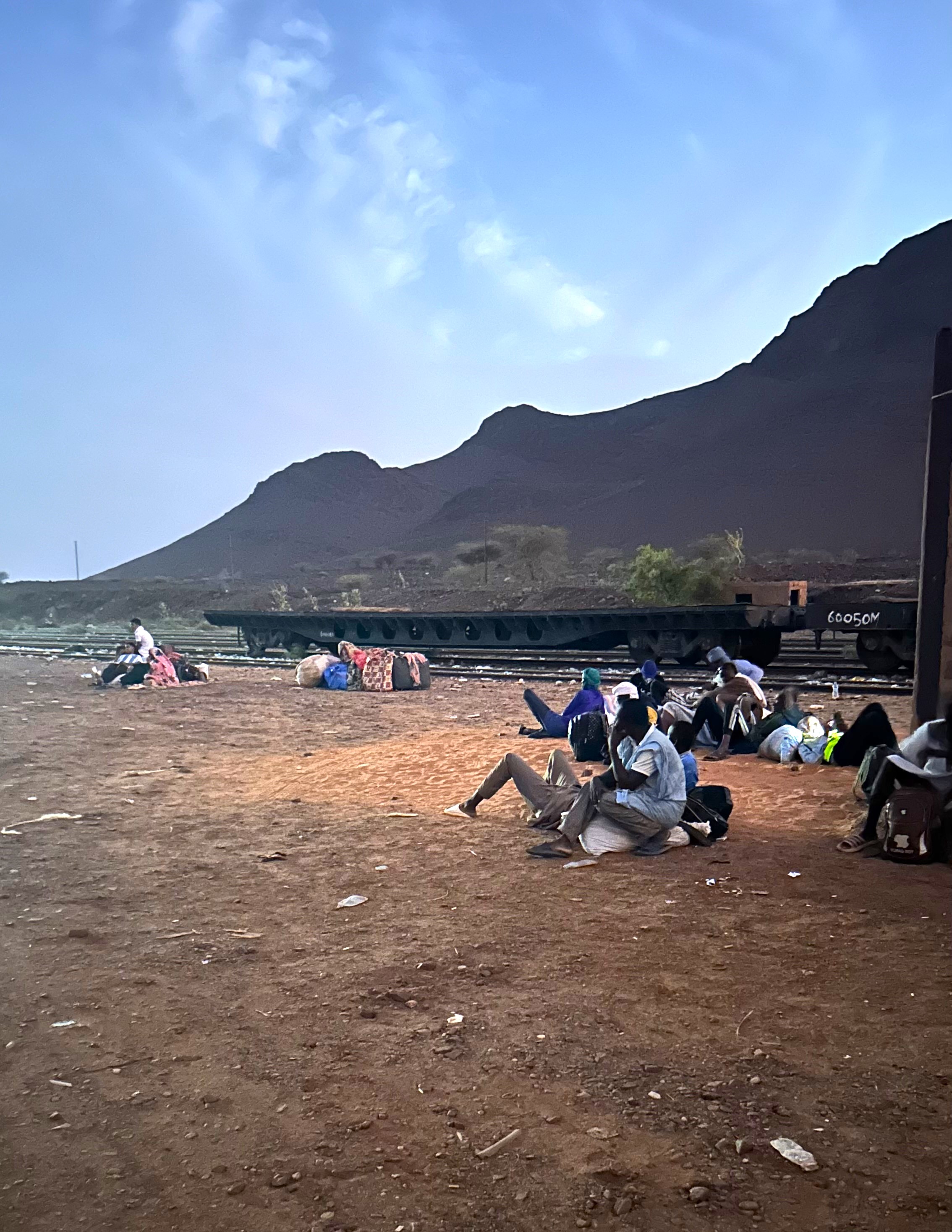 Personas esperando el Tren de Hierro en la estación de Zouerat, Mauritania