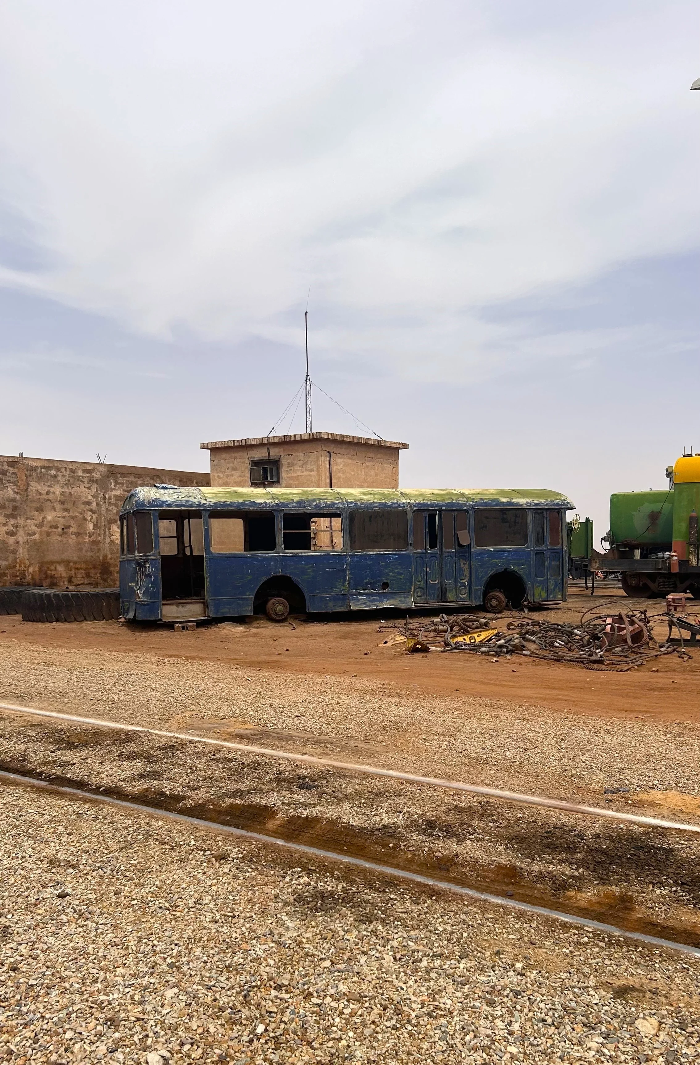 Estación de inicio del Tren de Hierro en Zouerat, Mauritania: paisaje industrial estilo Mad Max