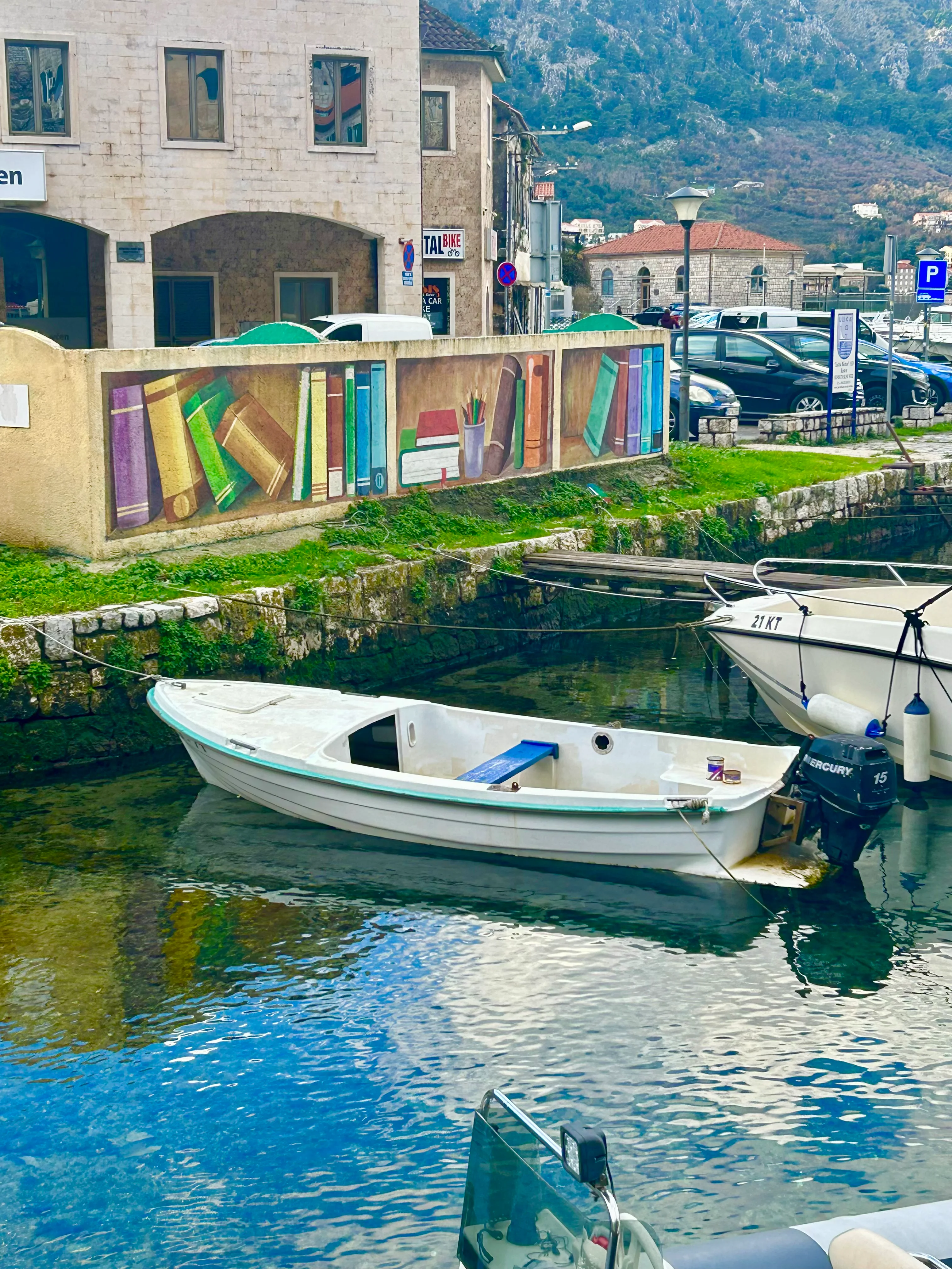 Barcos en la bahía de Kotor