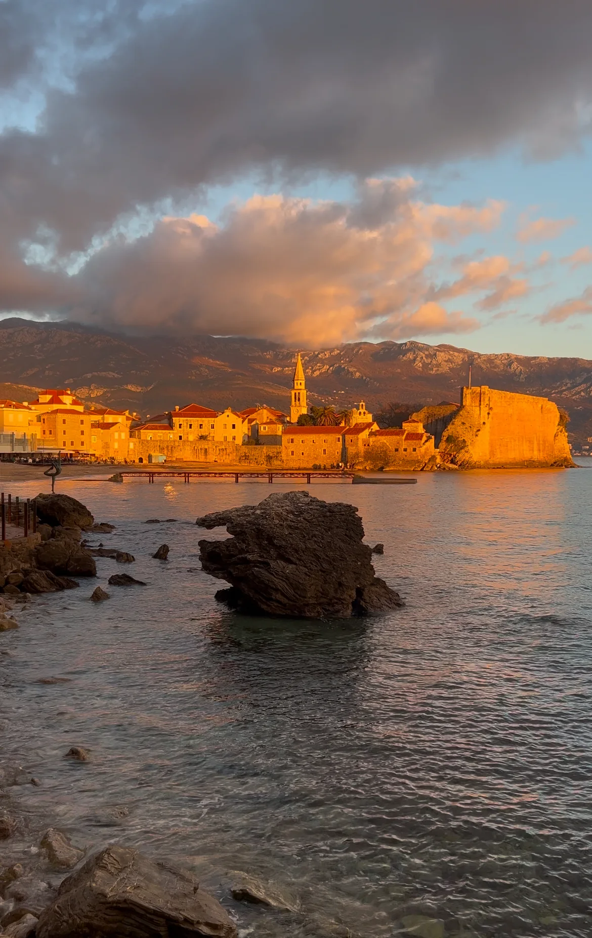 Vista del casco histórico de Budva desde el paseo marítimo
