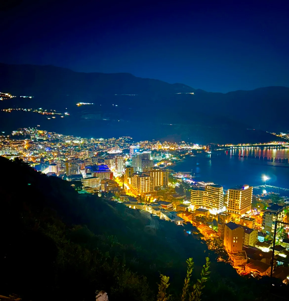 Panorámica nocturna de Budva