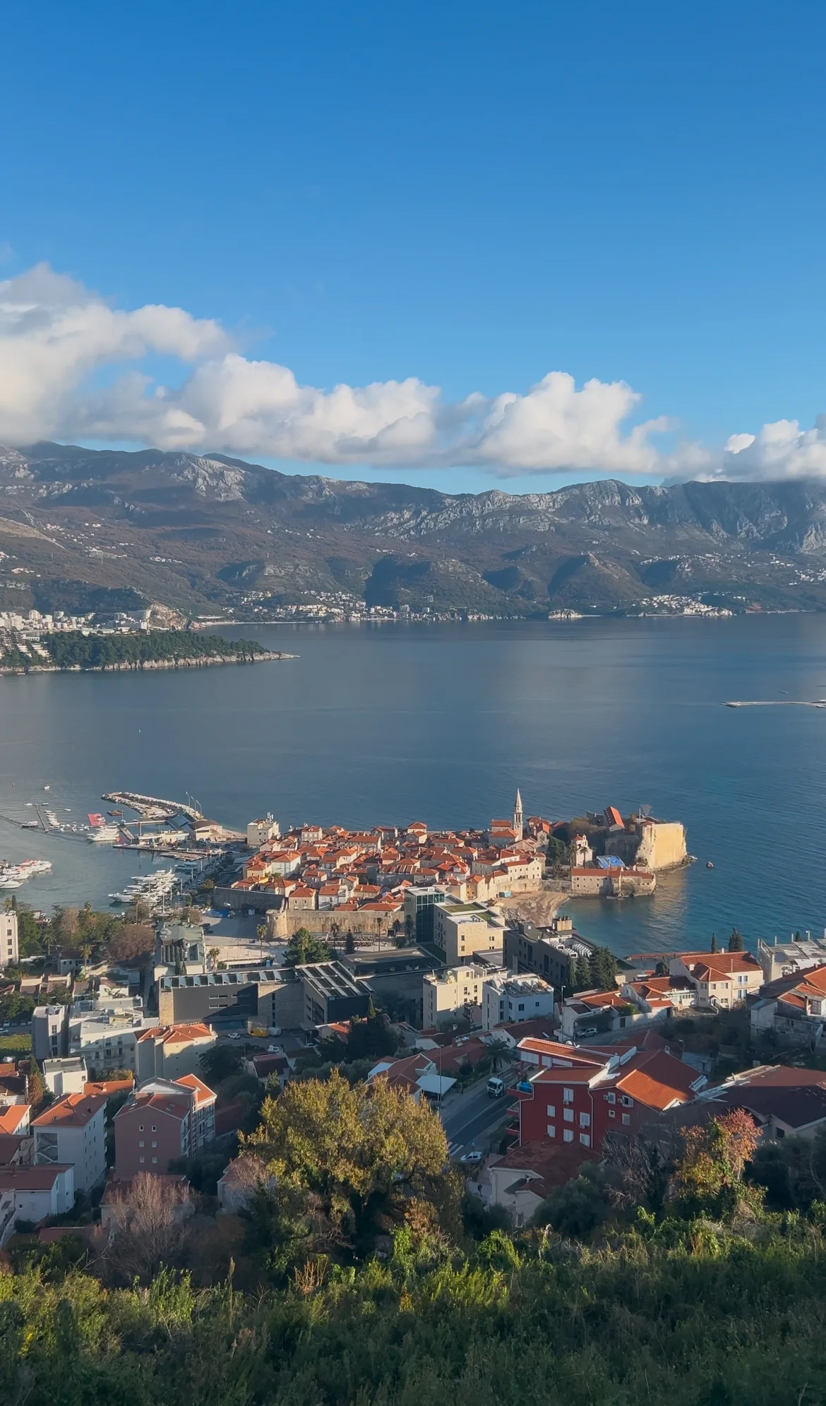 Panorámica del casco histórico de Budva y el mar