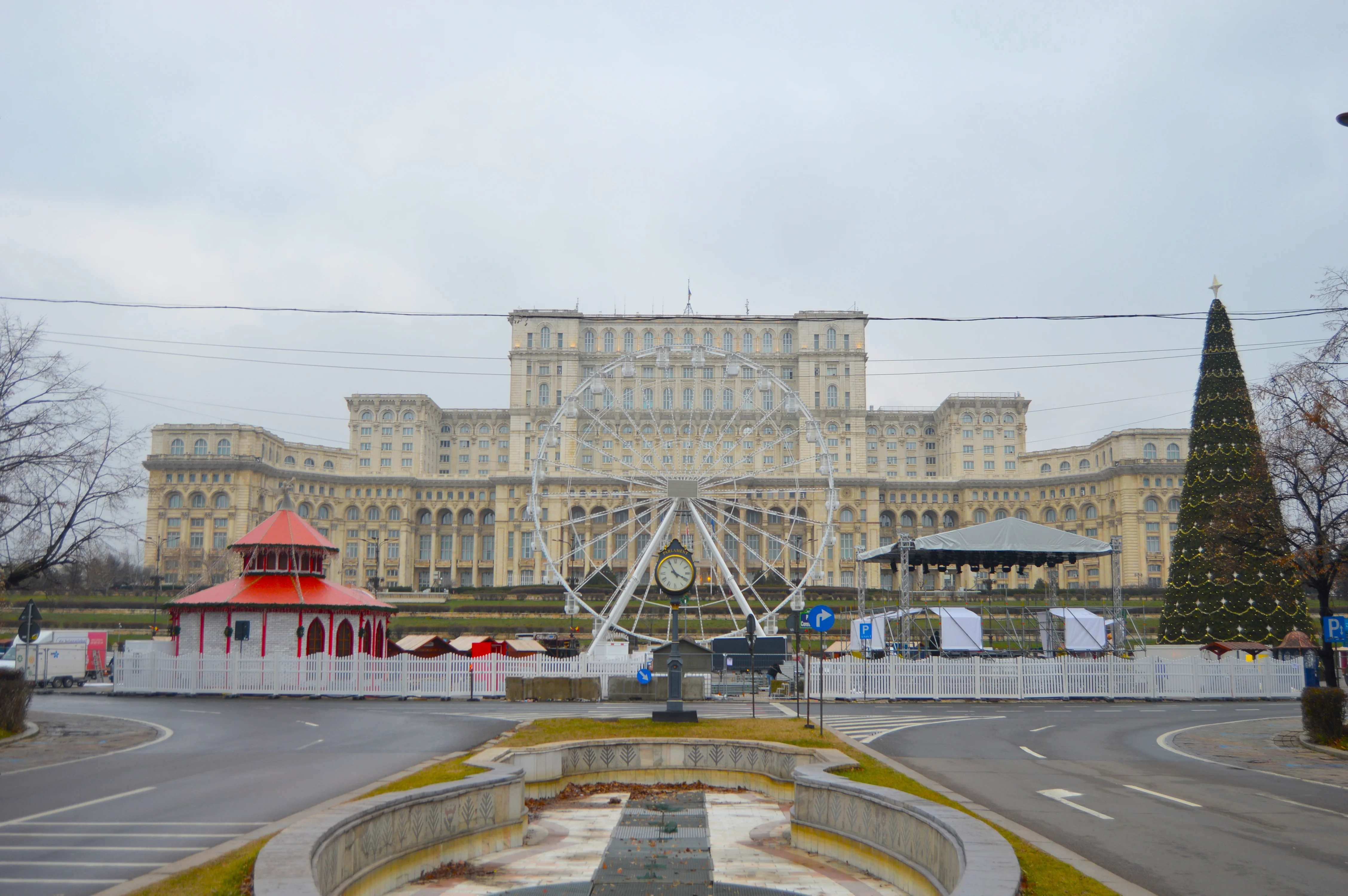 Palacio del Parlamento de Bucarest con adornos navideños