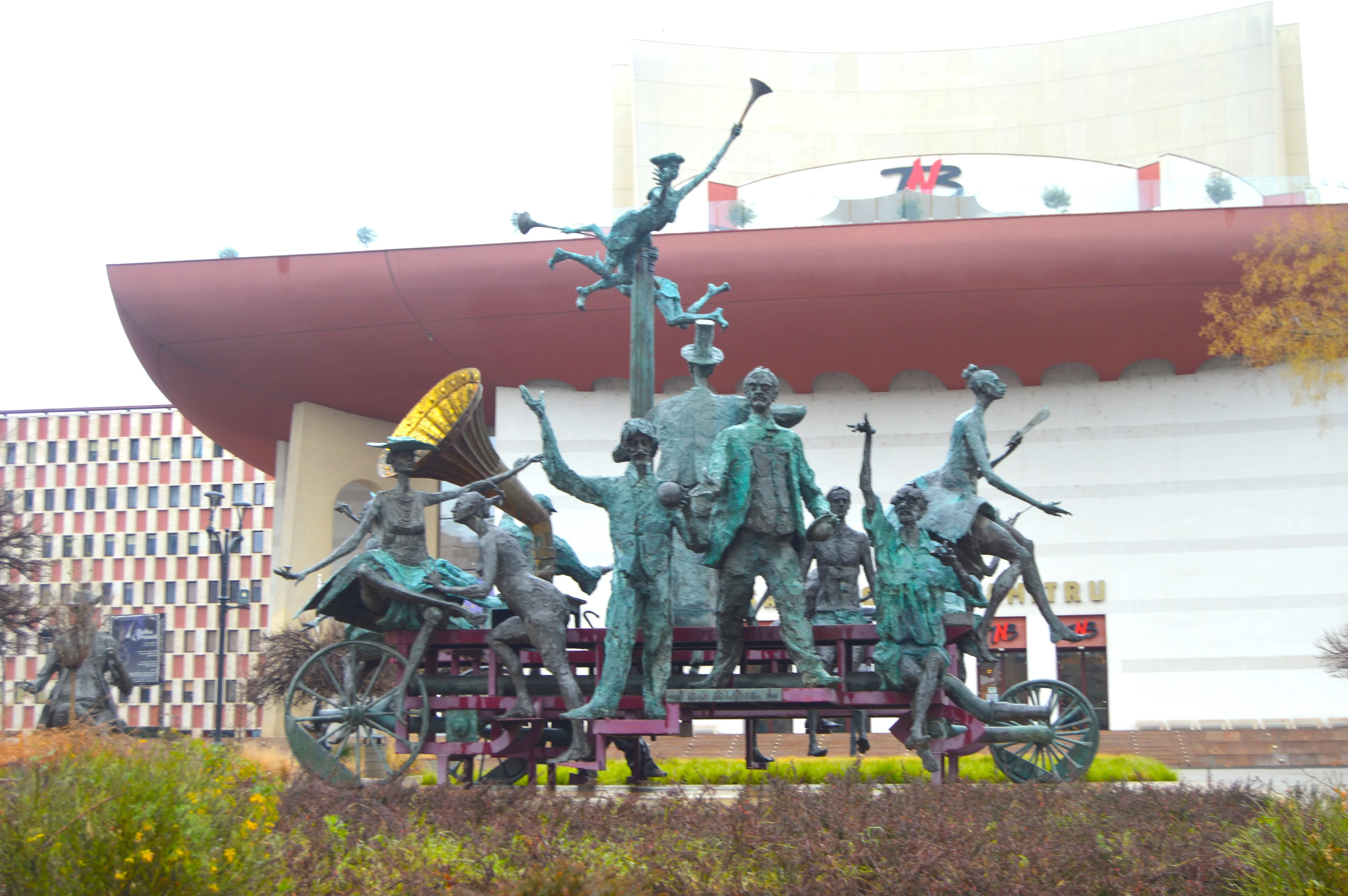 Escultura de músicos en el centro de Bucarest