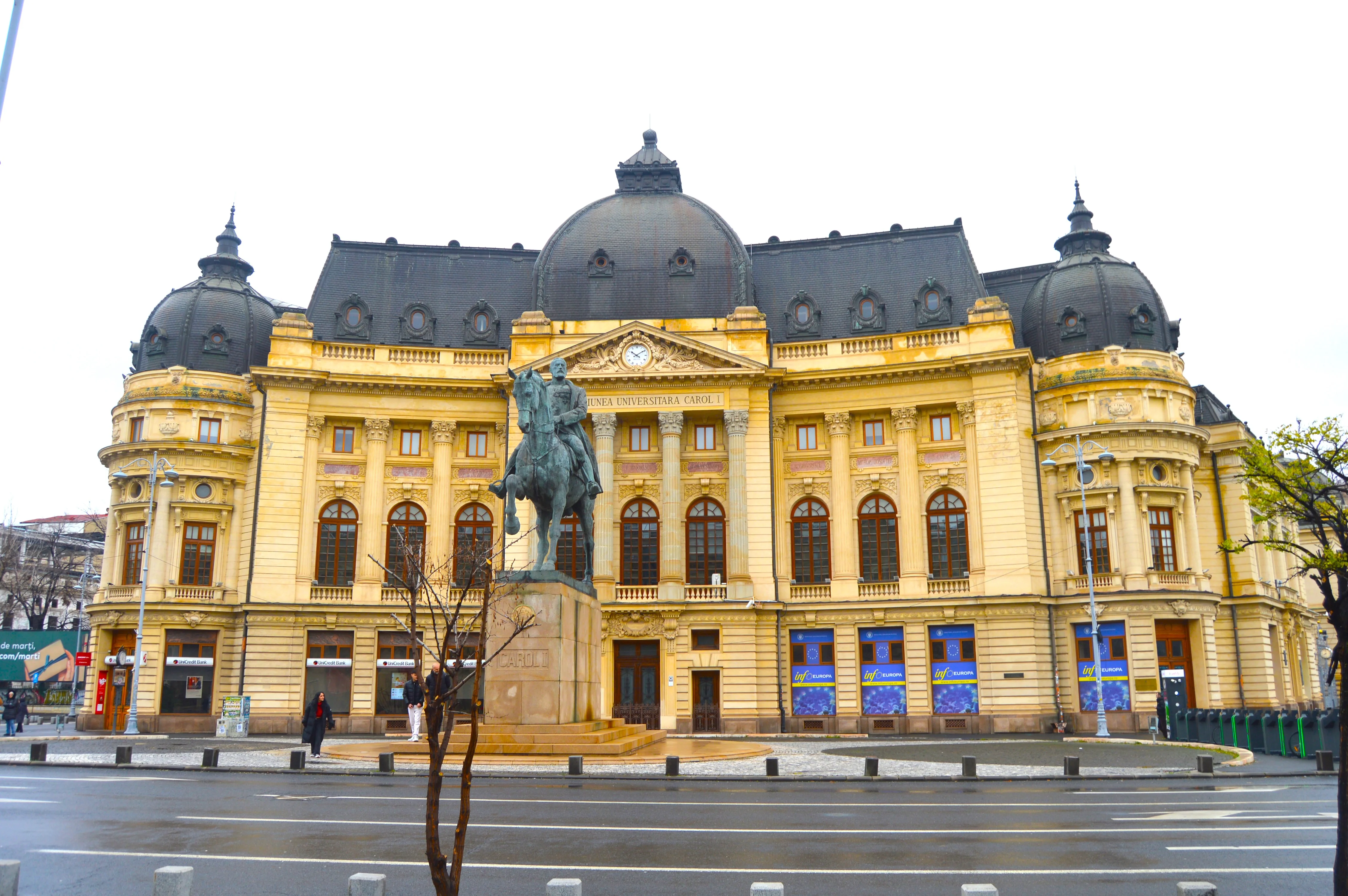 Museo Nacional de Arte de Rumanía en Bucarest con estatua ecuestre