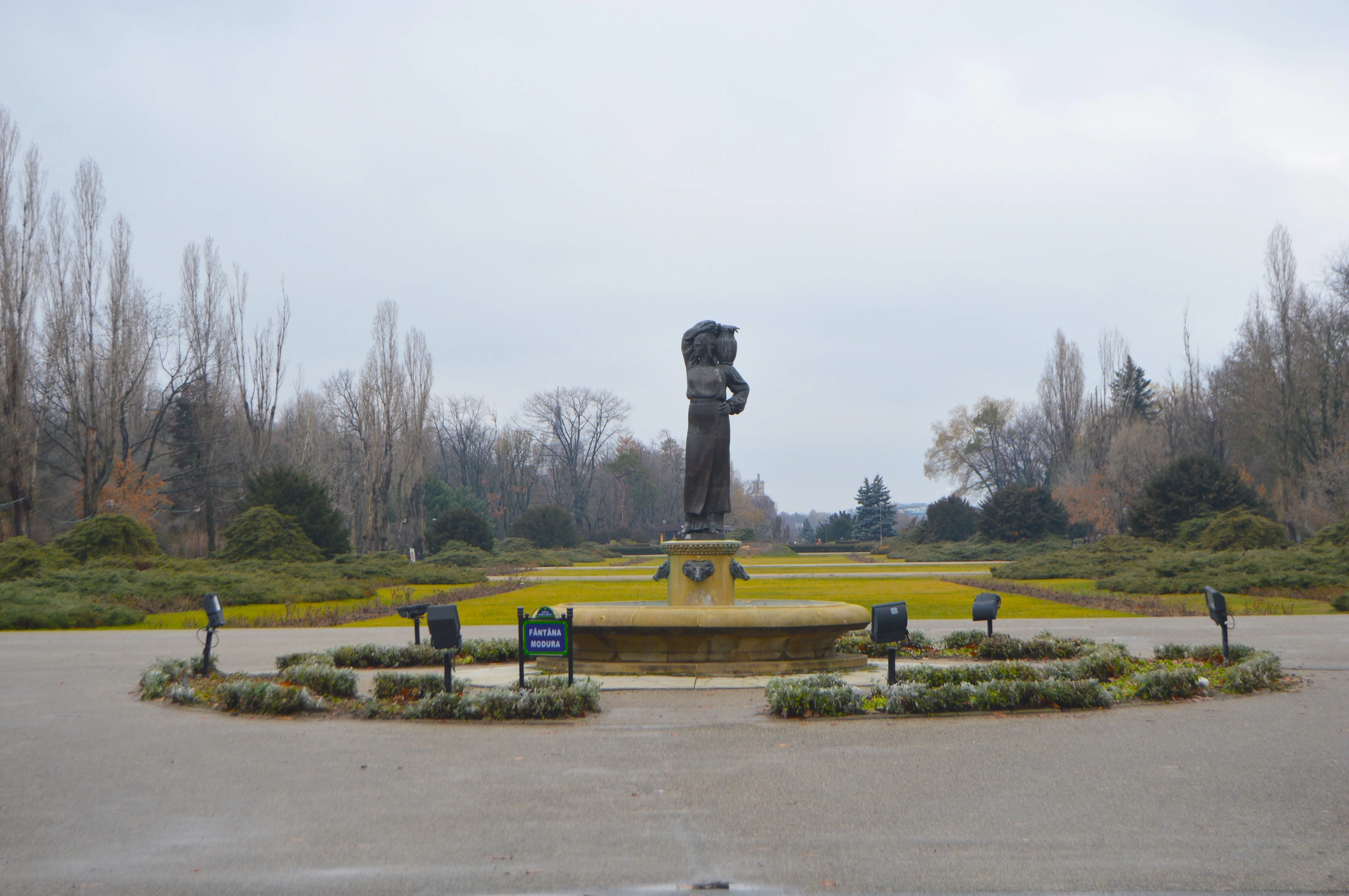 Estatua de mujer en un parque de Bucarest, Rumanía
