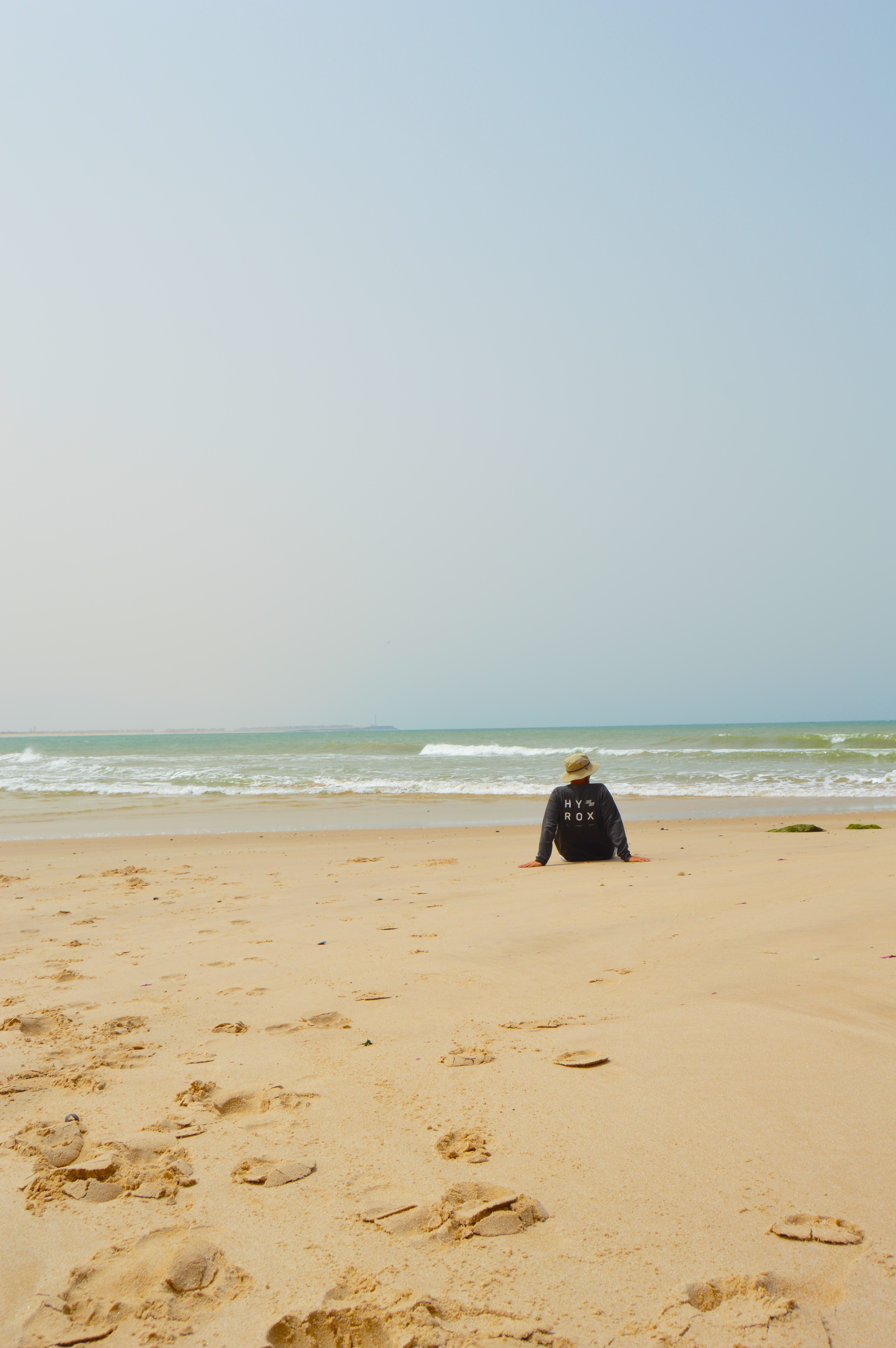 Persona relajada en la playa de Dajkla