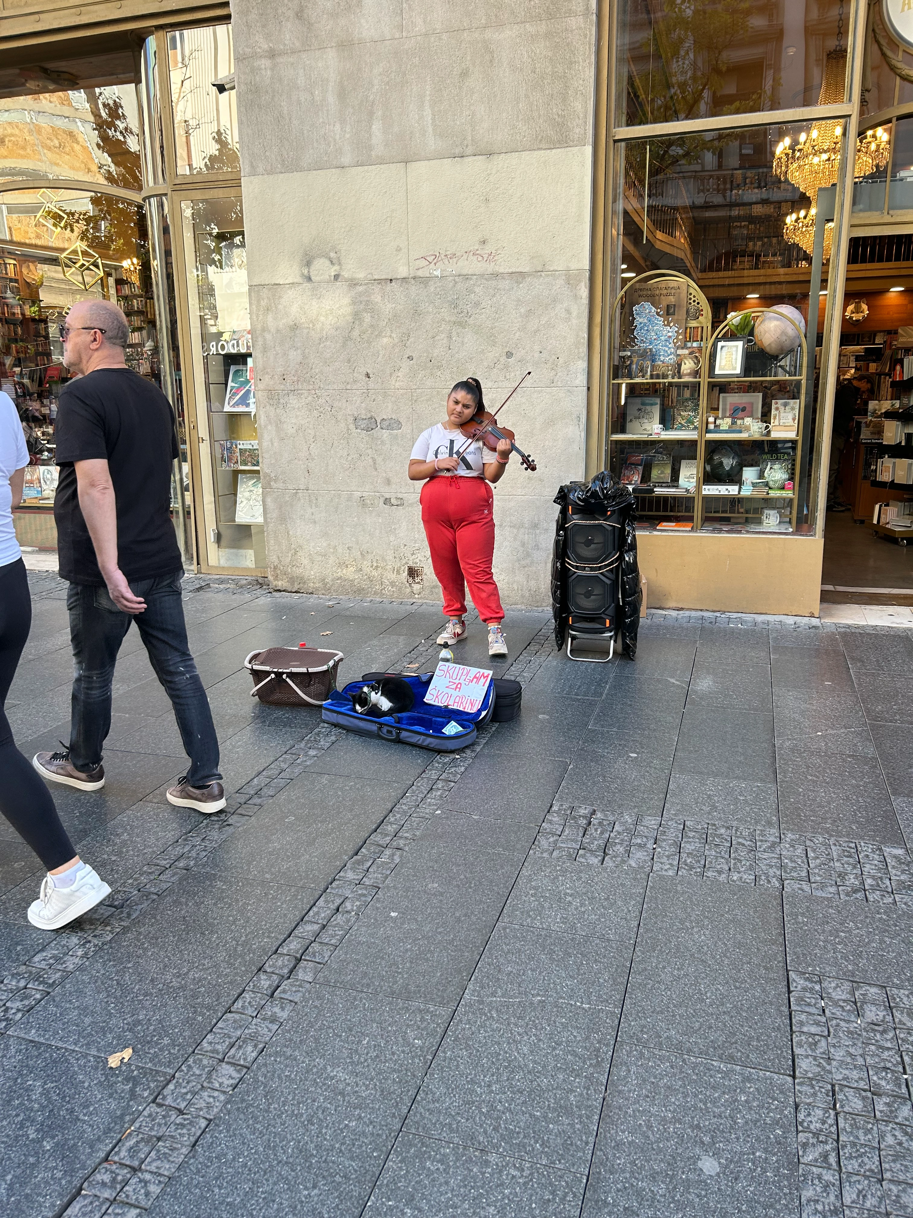 Adolescente tocando el violín en el centro de Belgrado