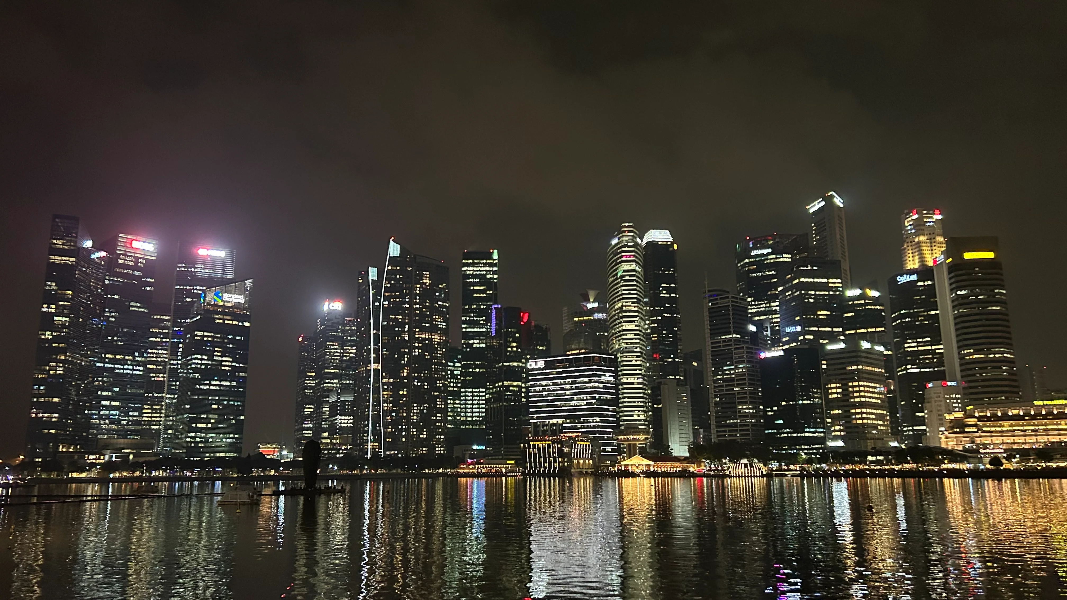 Singapur de noche, edificios ultralumínicos y tecnológicos