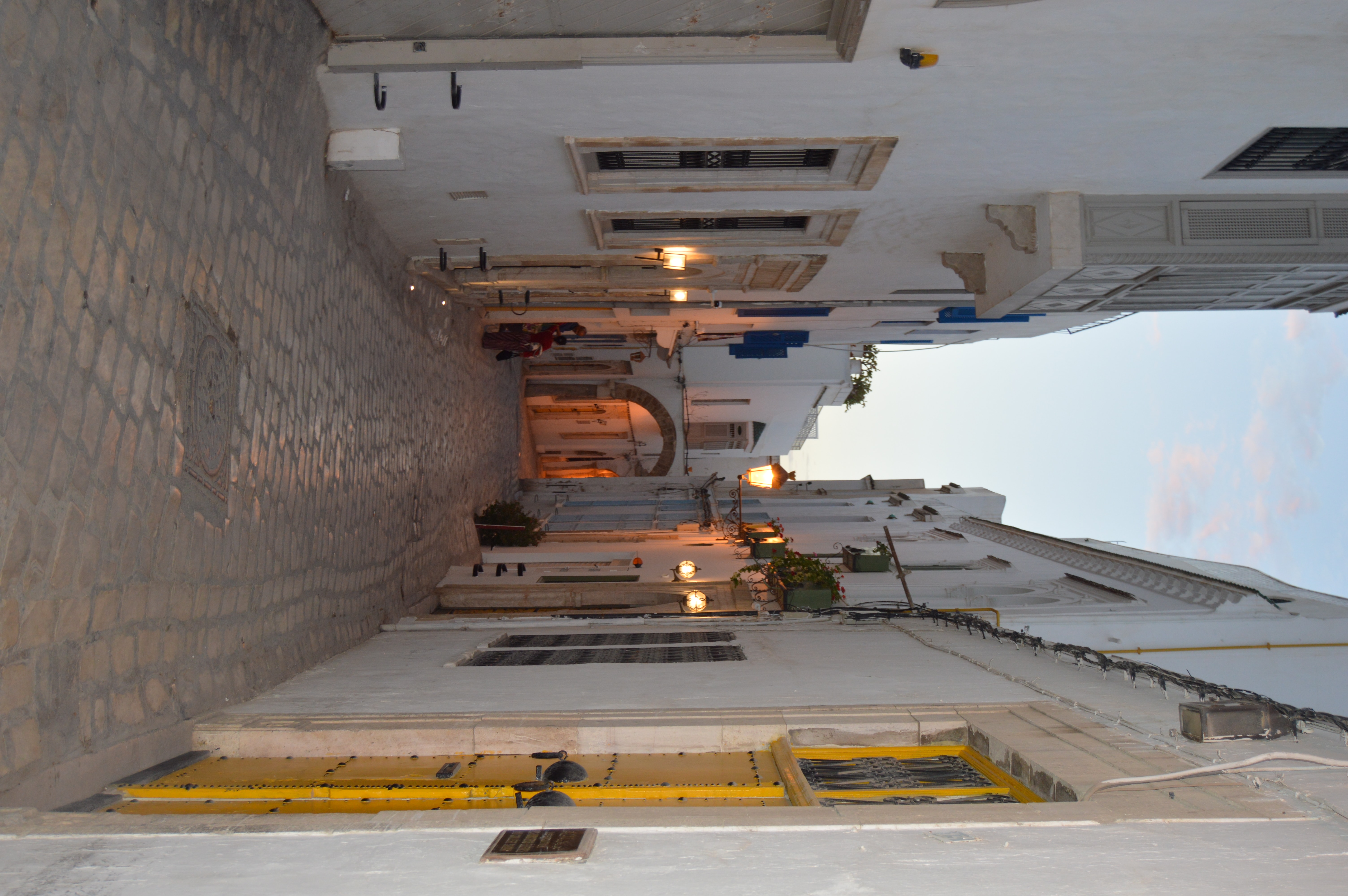 Callejón con casas blancas de arquitectura árabe en la Medina