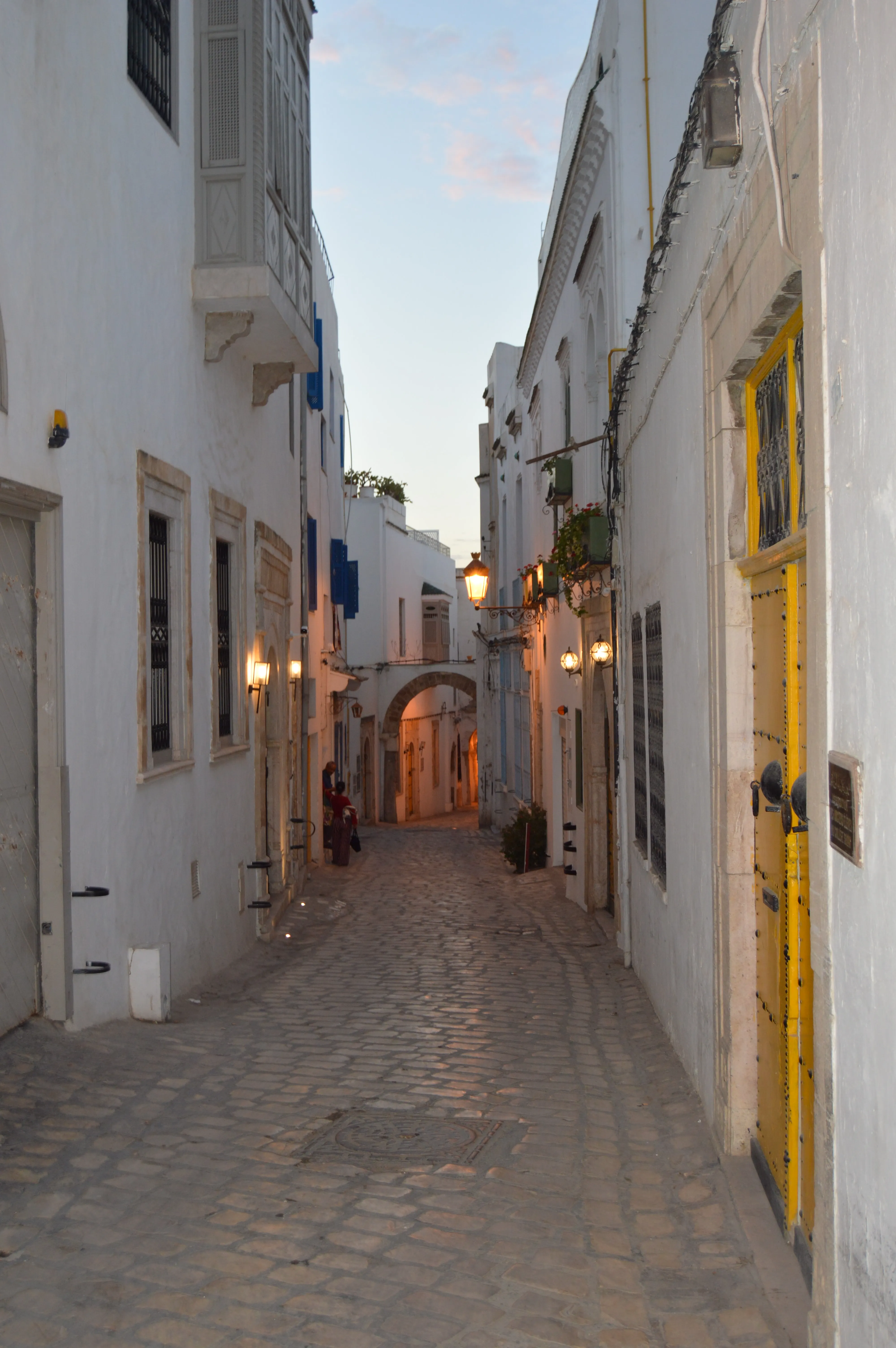 Callejón con casas blancas de arquitectura árabe en la Medina