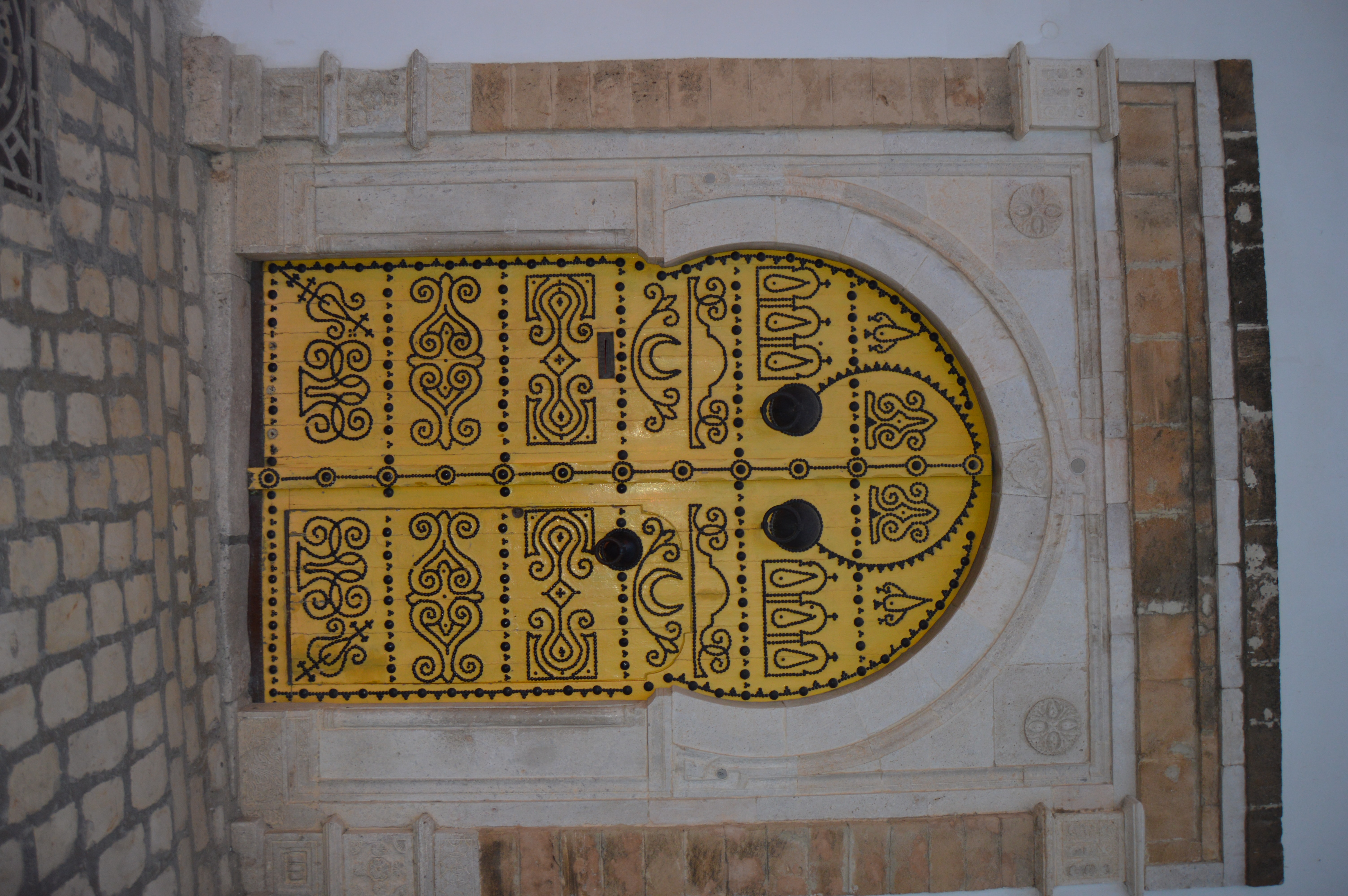 Puerta ornamental con diseños tradicionales tunecinos