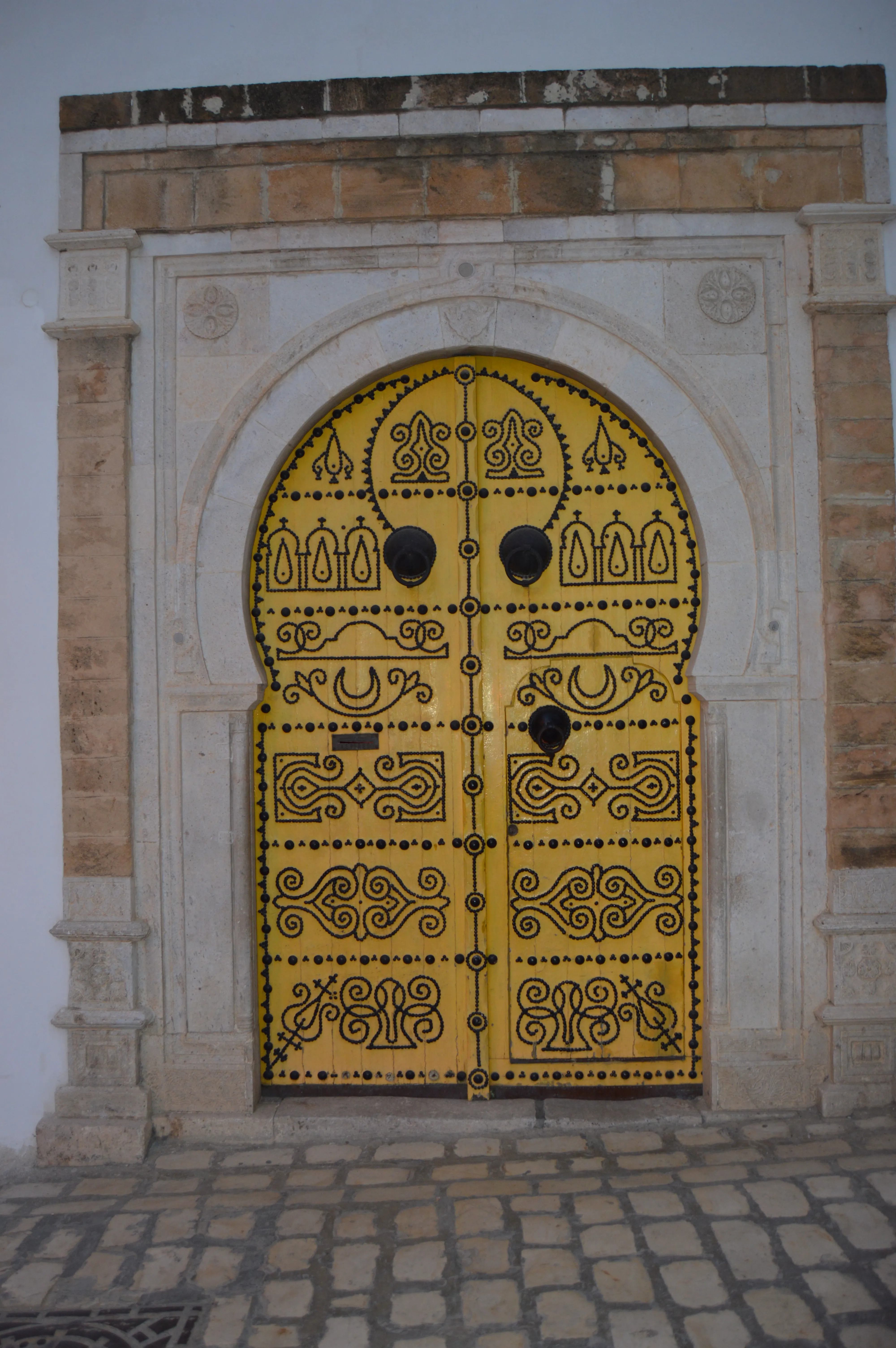 Puerta ornamental con diseños tradicionales tunecinos