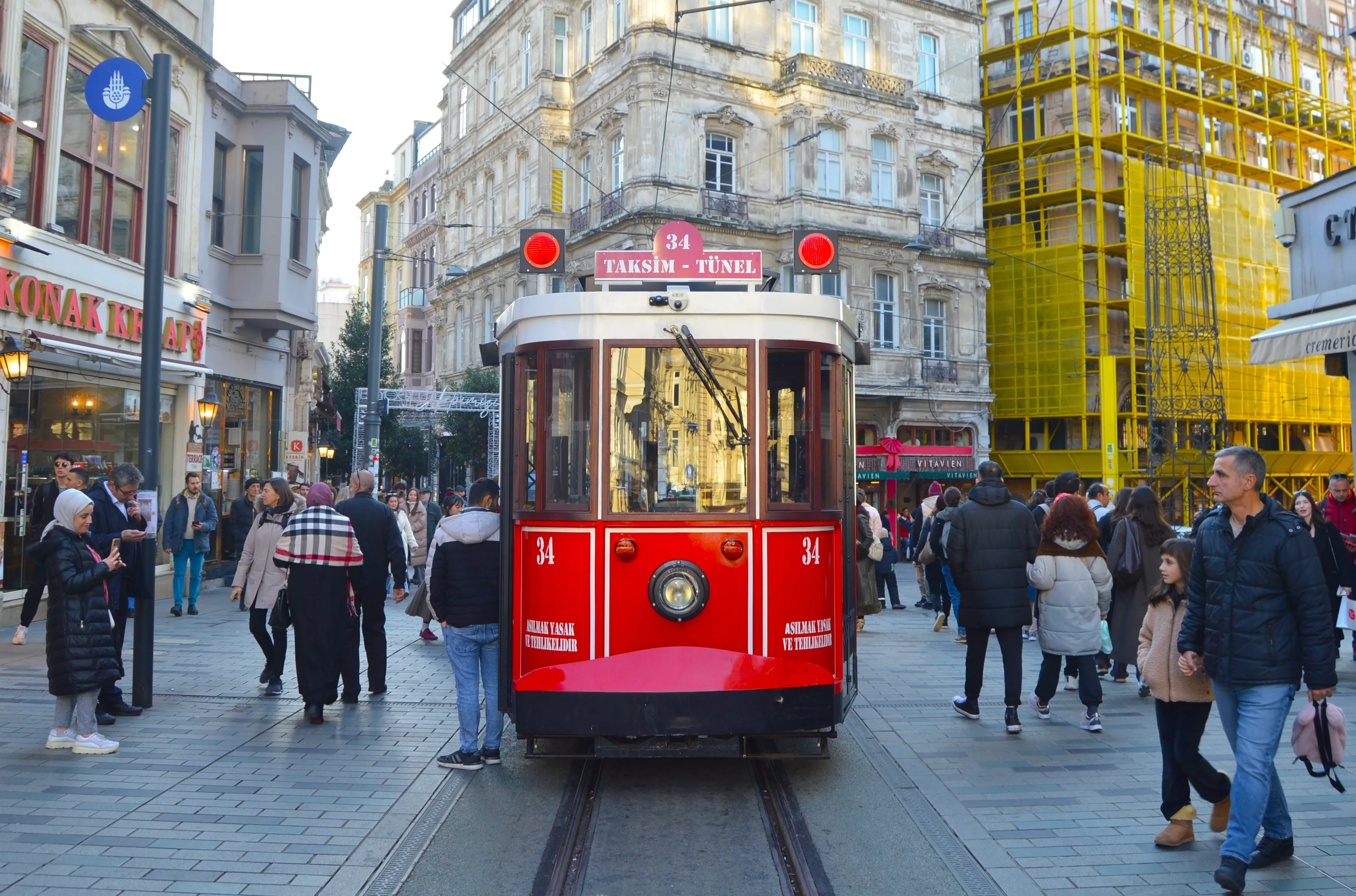Tranvía antiguo en la plaza Taksim, Estambul