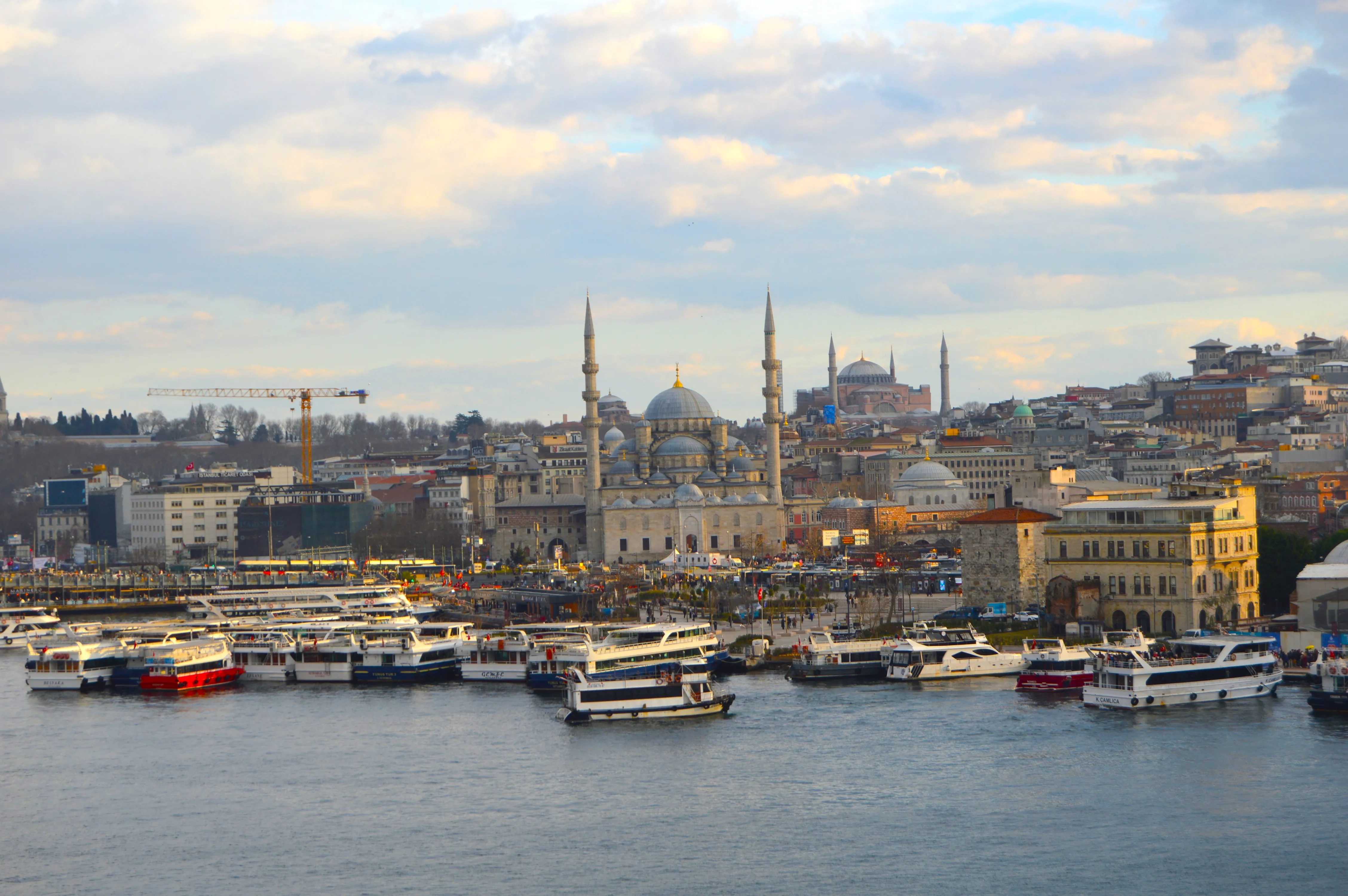 Panorámica del Bósforo en Estambul con barcos, mezquitas y la Medina al fondo