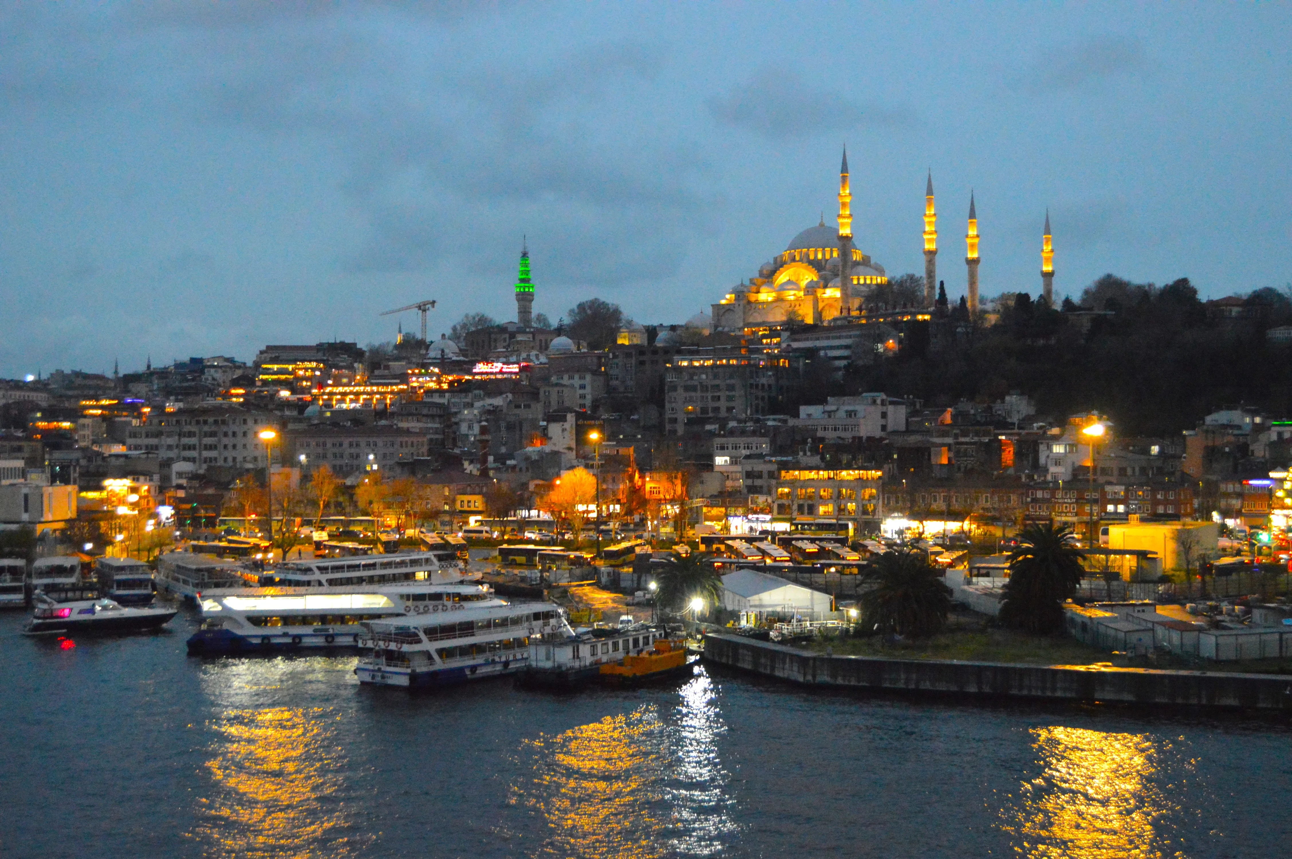 Panorámica nocturna del Bósforo con luces de la ciudad y barcos